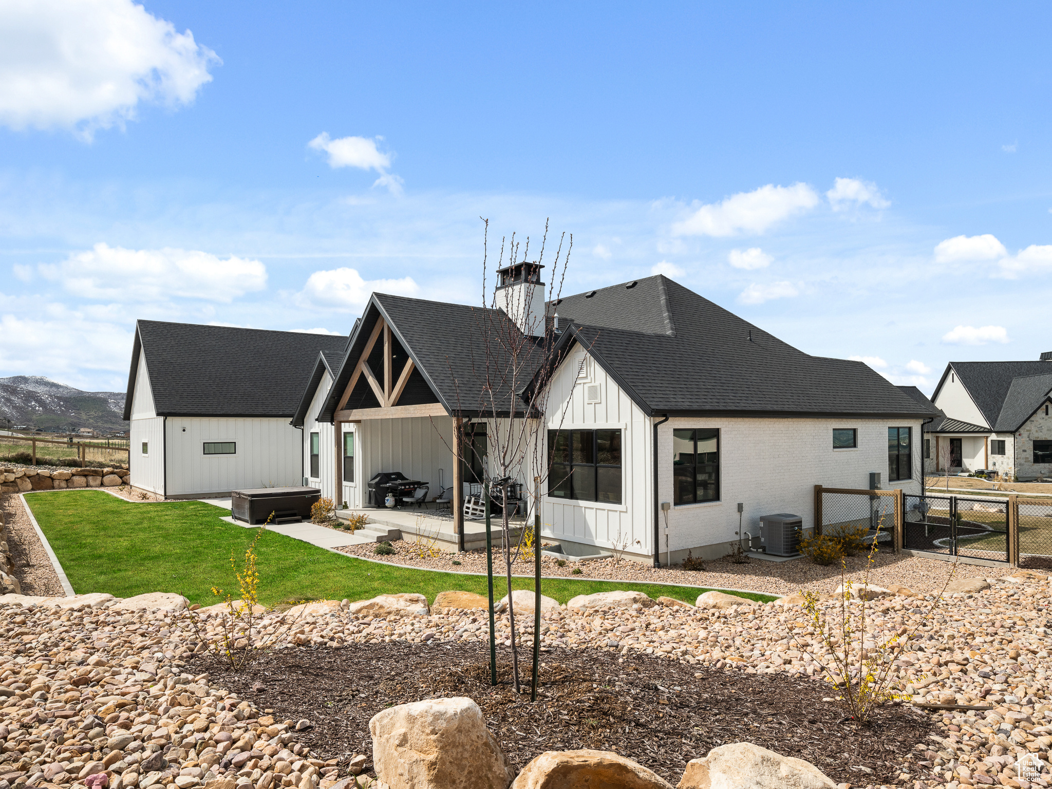 607 W SUMMER BREEZE