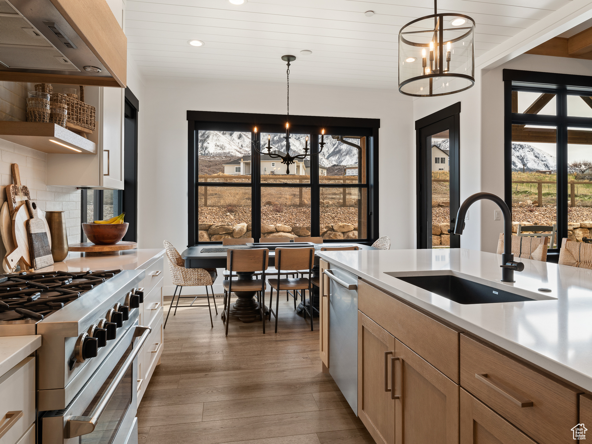 607 W SUMMER BREEZE