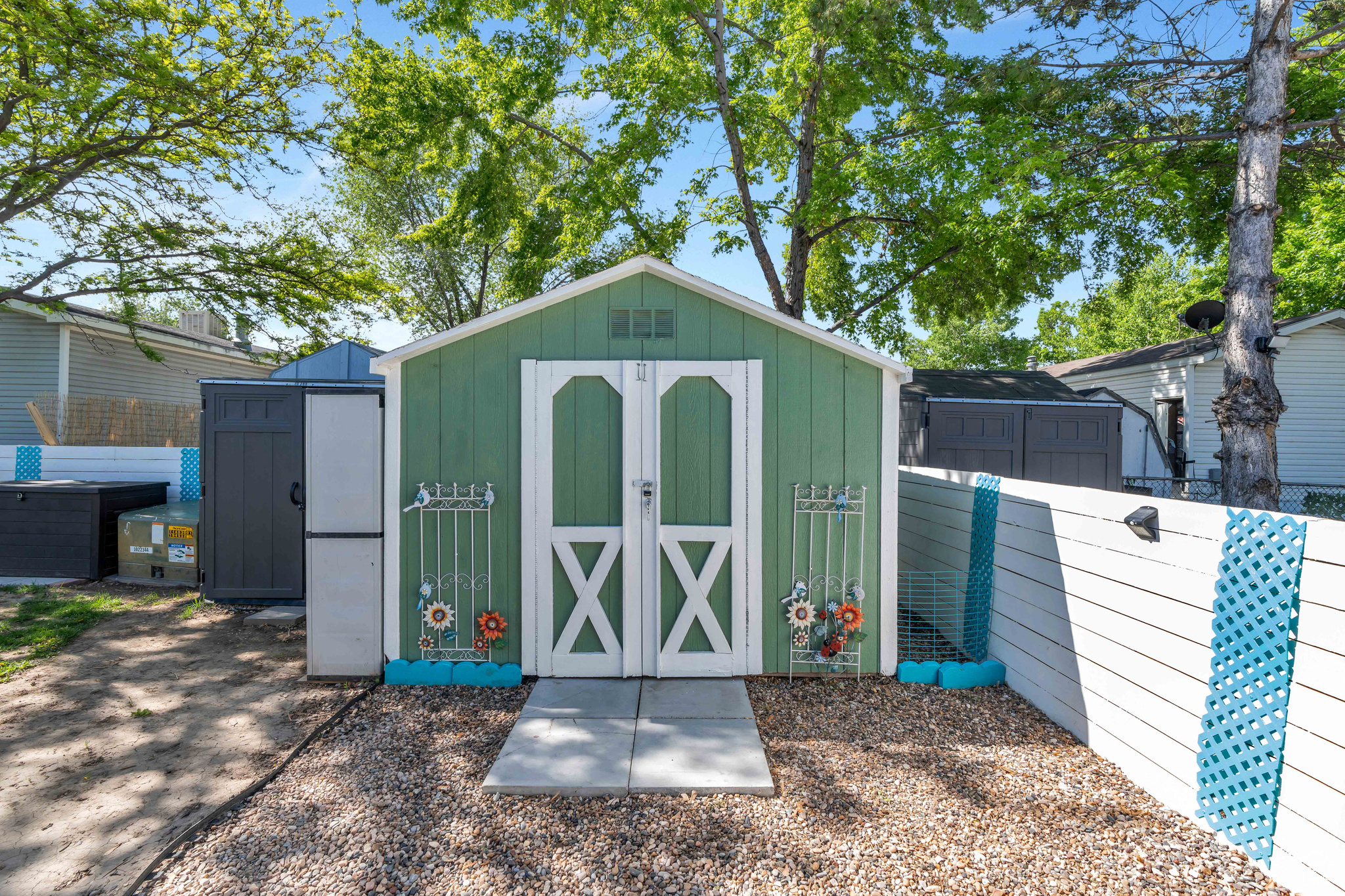252 E CRESCENTWOOD DR
