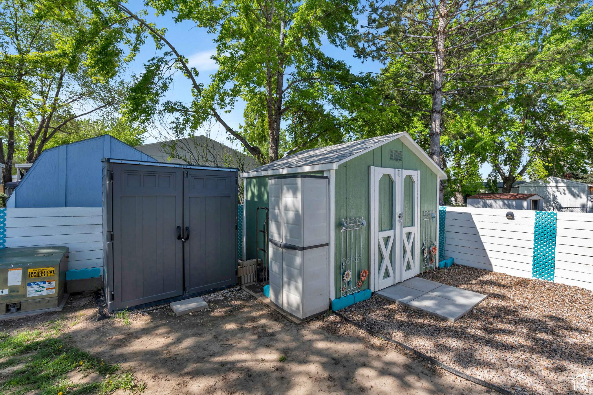 252 E CRESCENTWOOD DR