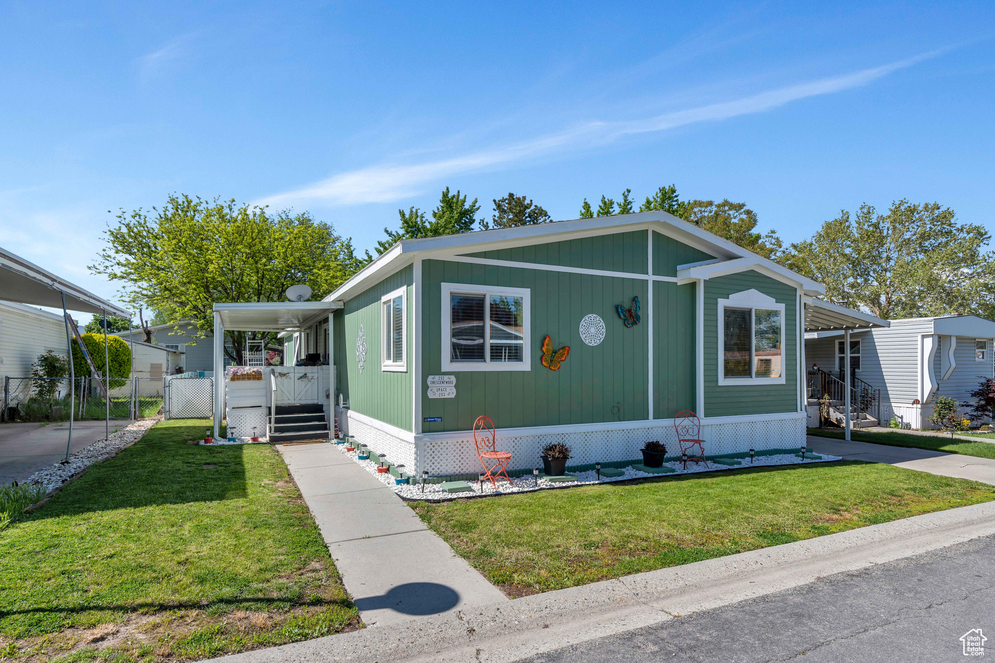 252 E CRESCENTWOOD DR