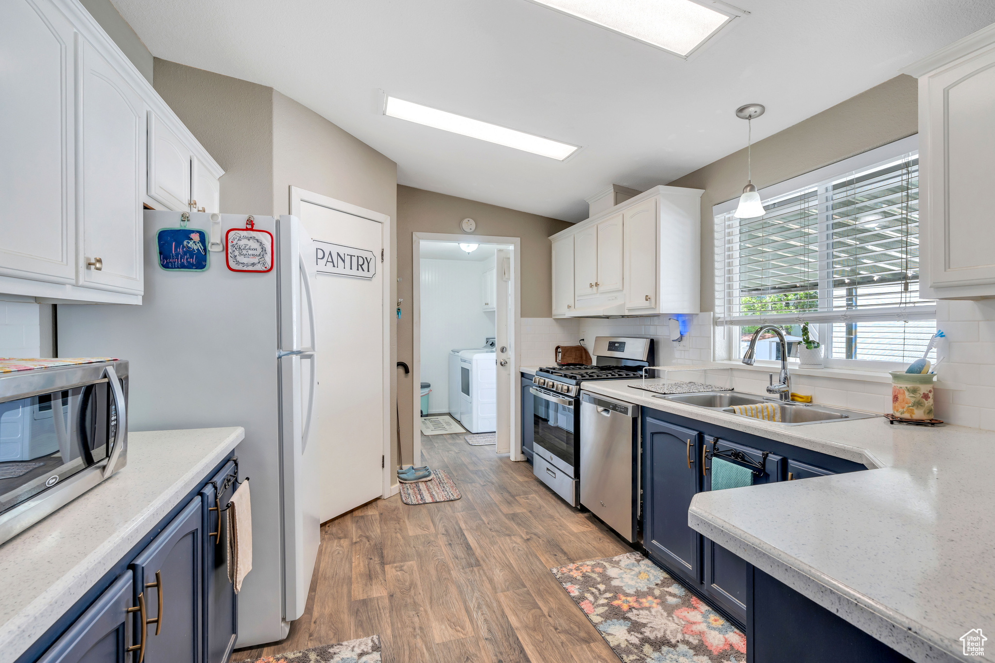 252 E CRESCENTWOOD DR