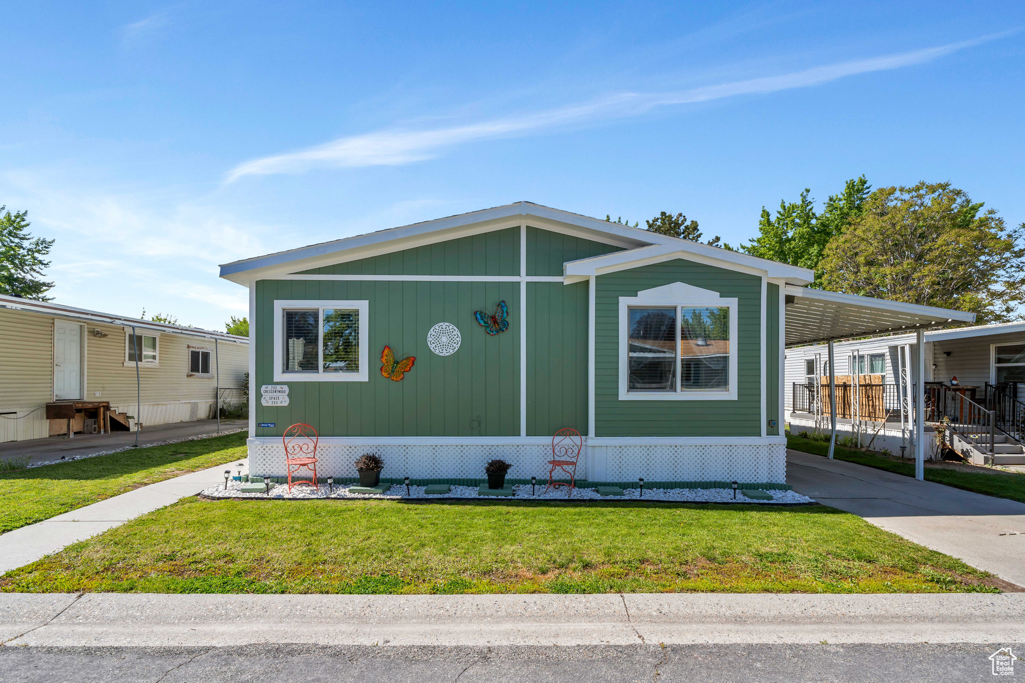 252 E CRESCENTWOOD DR