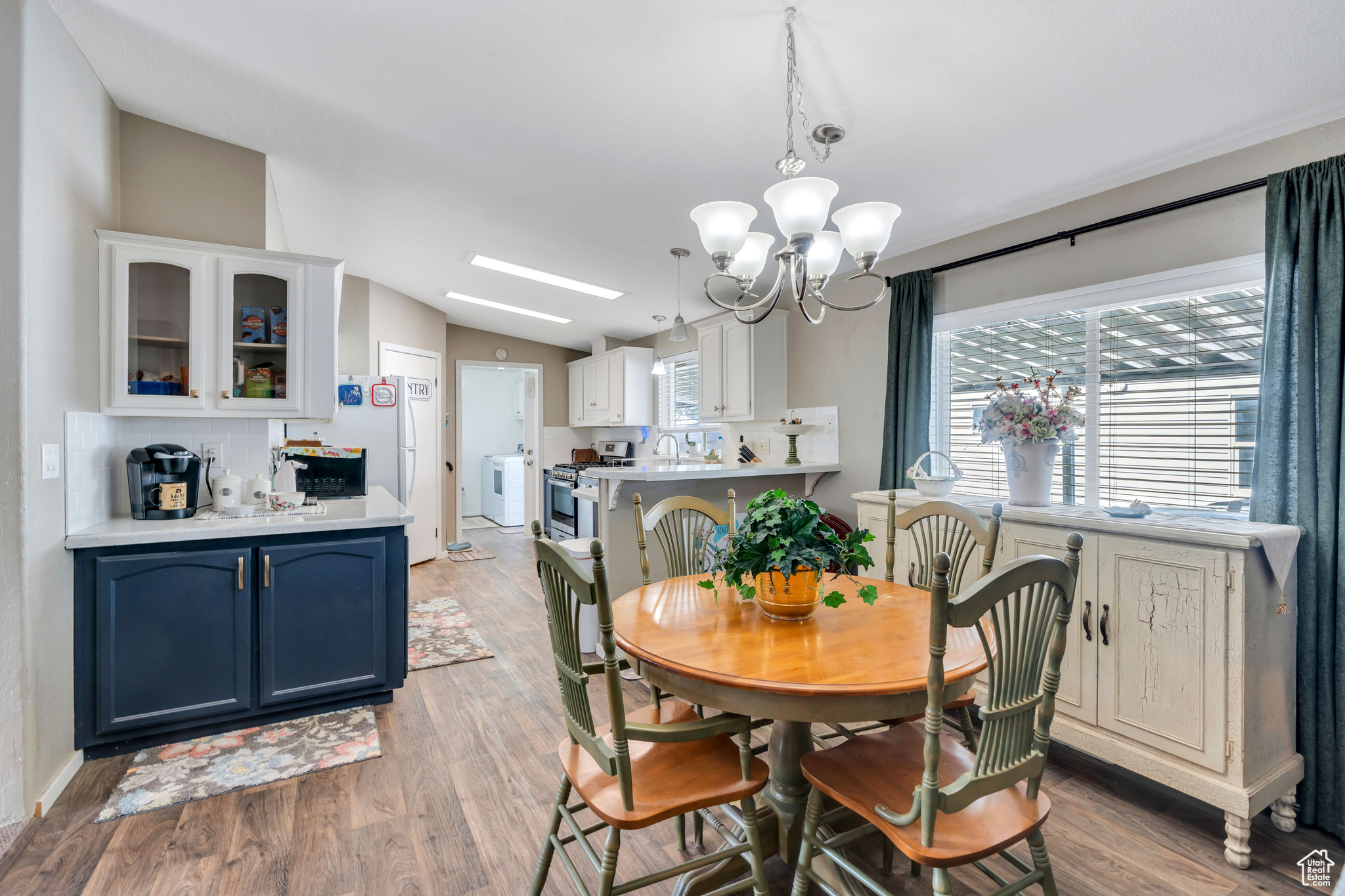 252 E CRESCENTWOOD DR