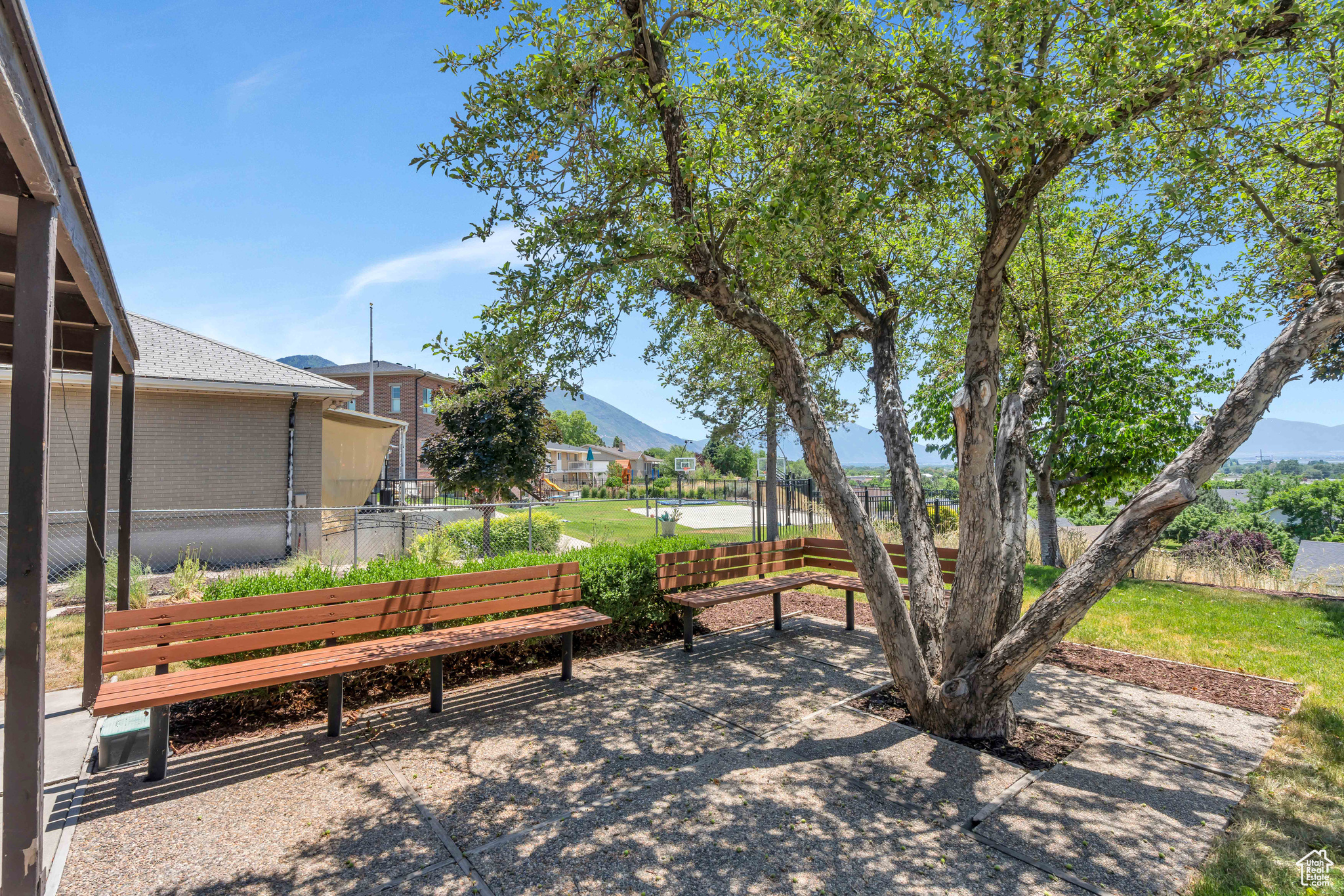 2005 LAKEVIEW DR