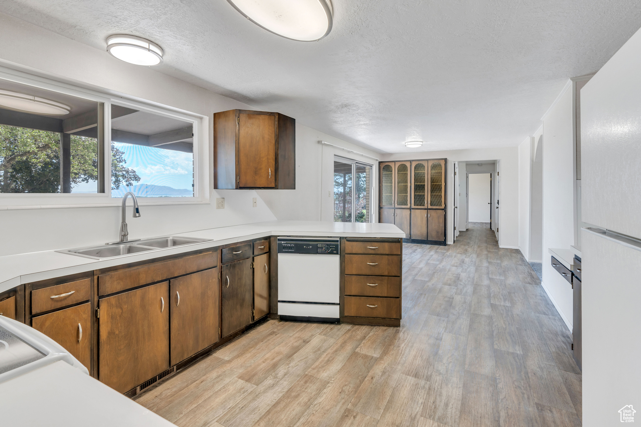 2005 LAKEVIEW DR