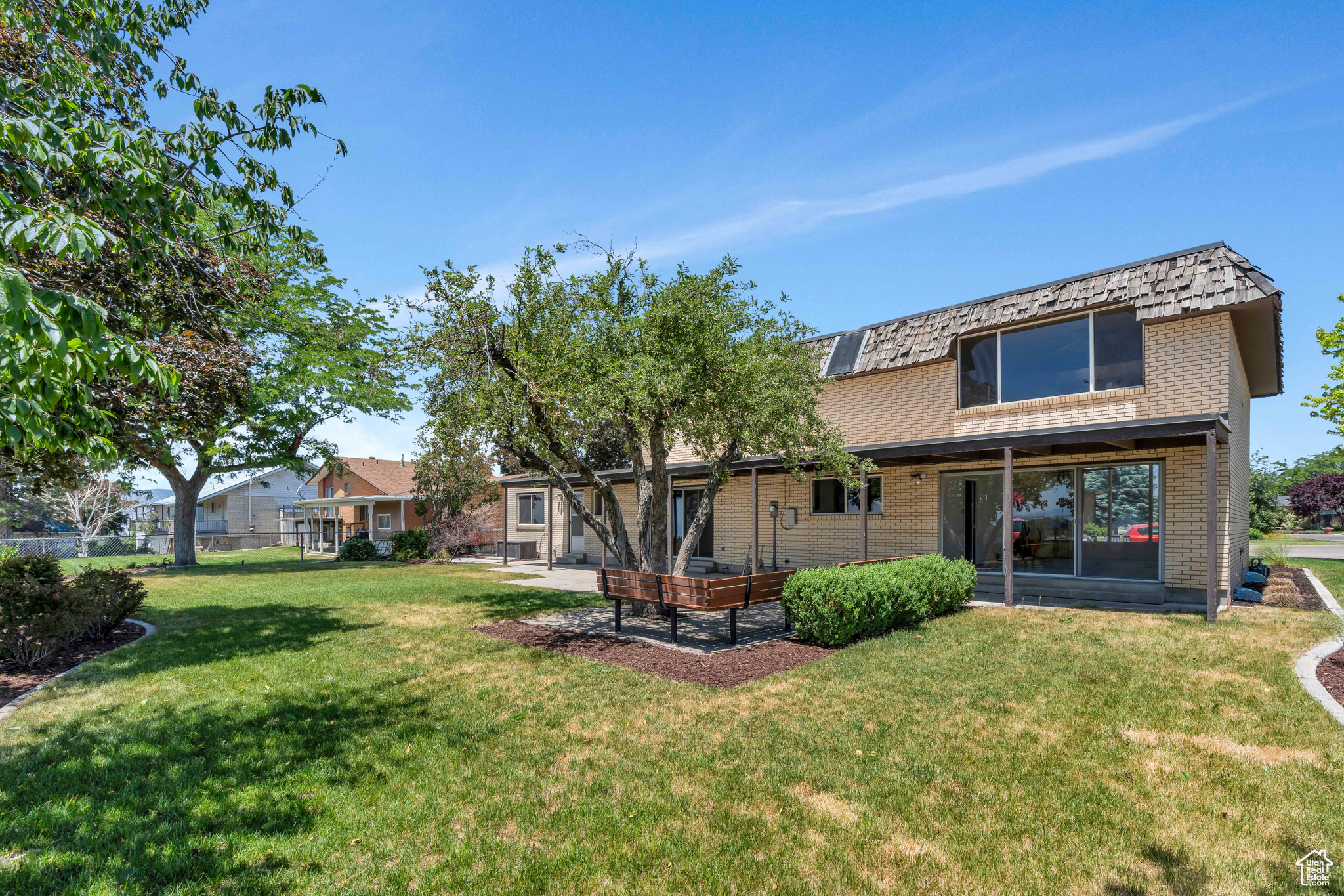 2005 LAKEVIEW DR