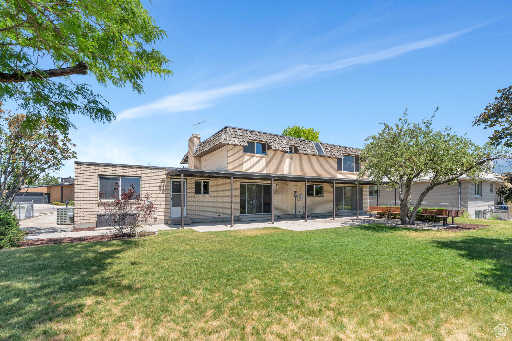 2005 LAKEVIEW DR