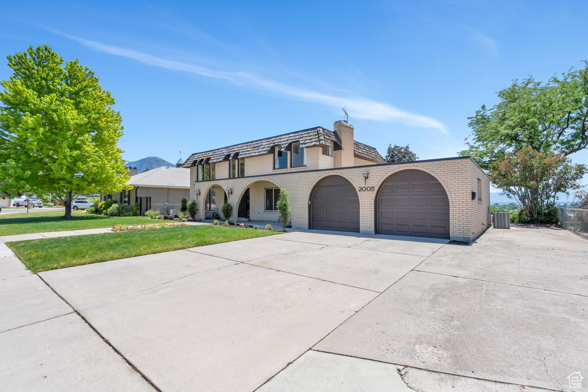 2005 LAKEVIEW DR