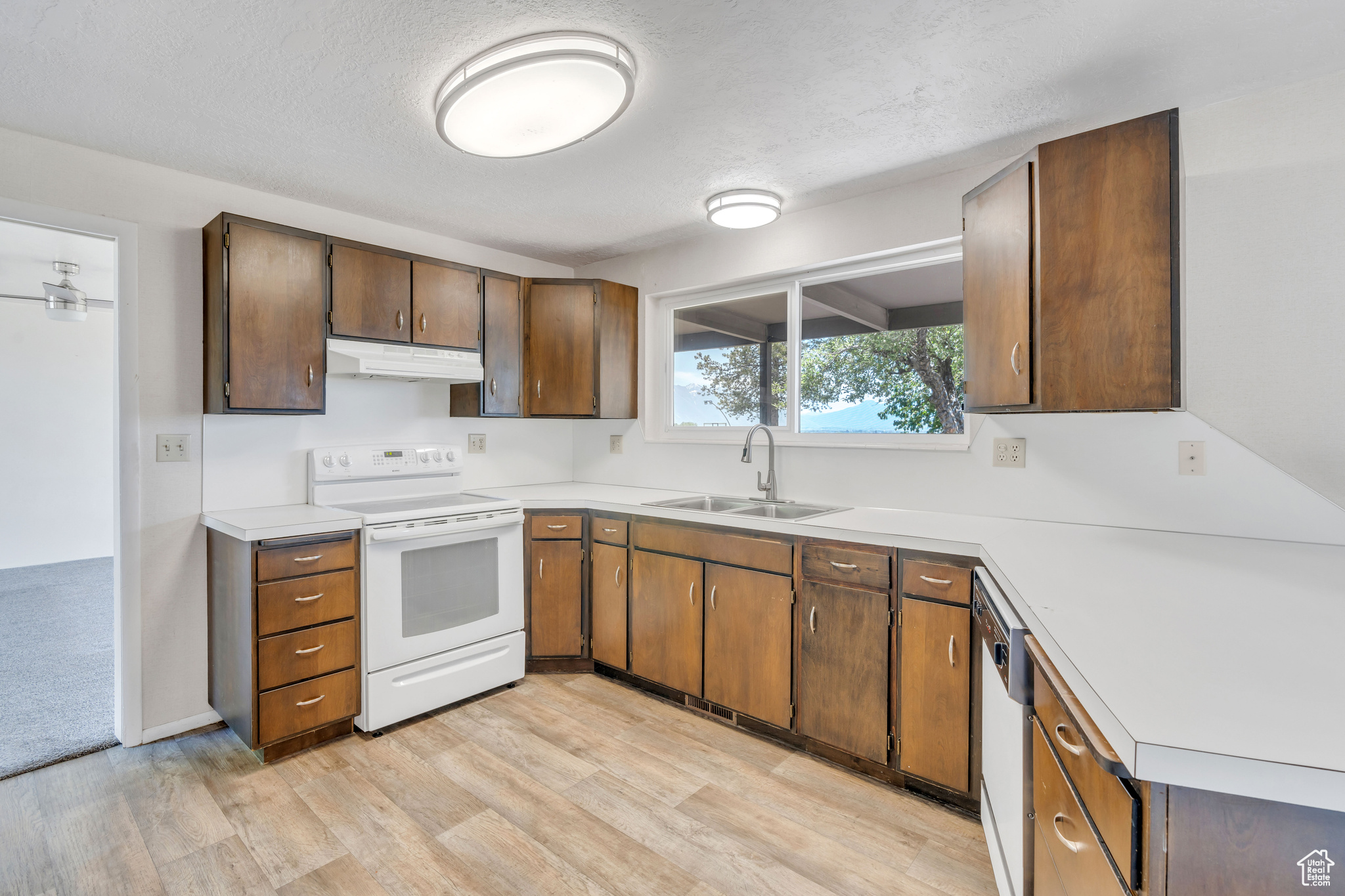 2005 LAKEVIEW DR