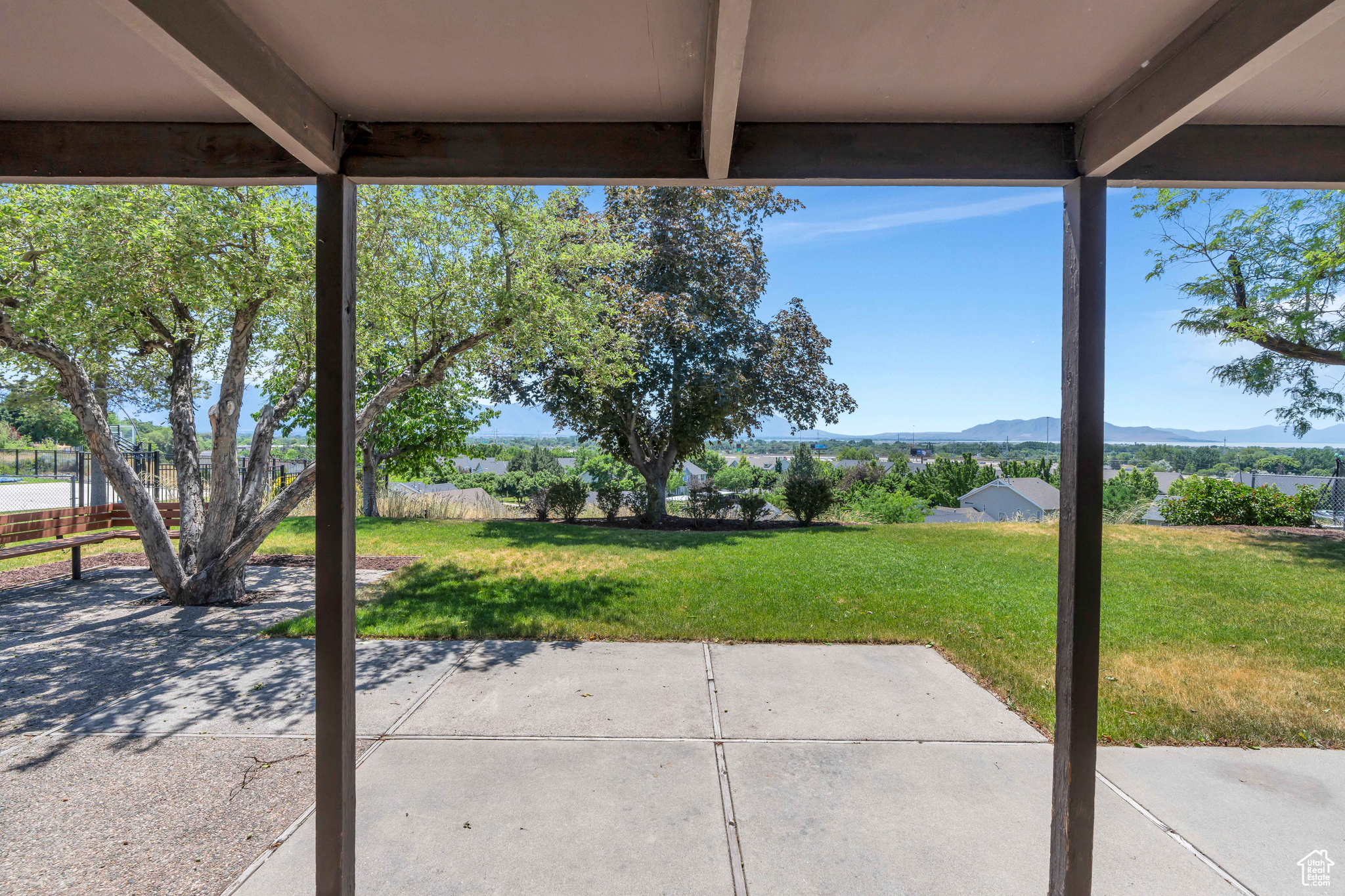 2005 LAKEVIEW DR