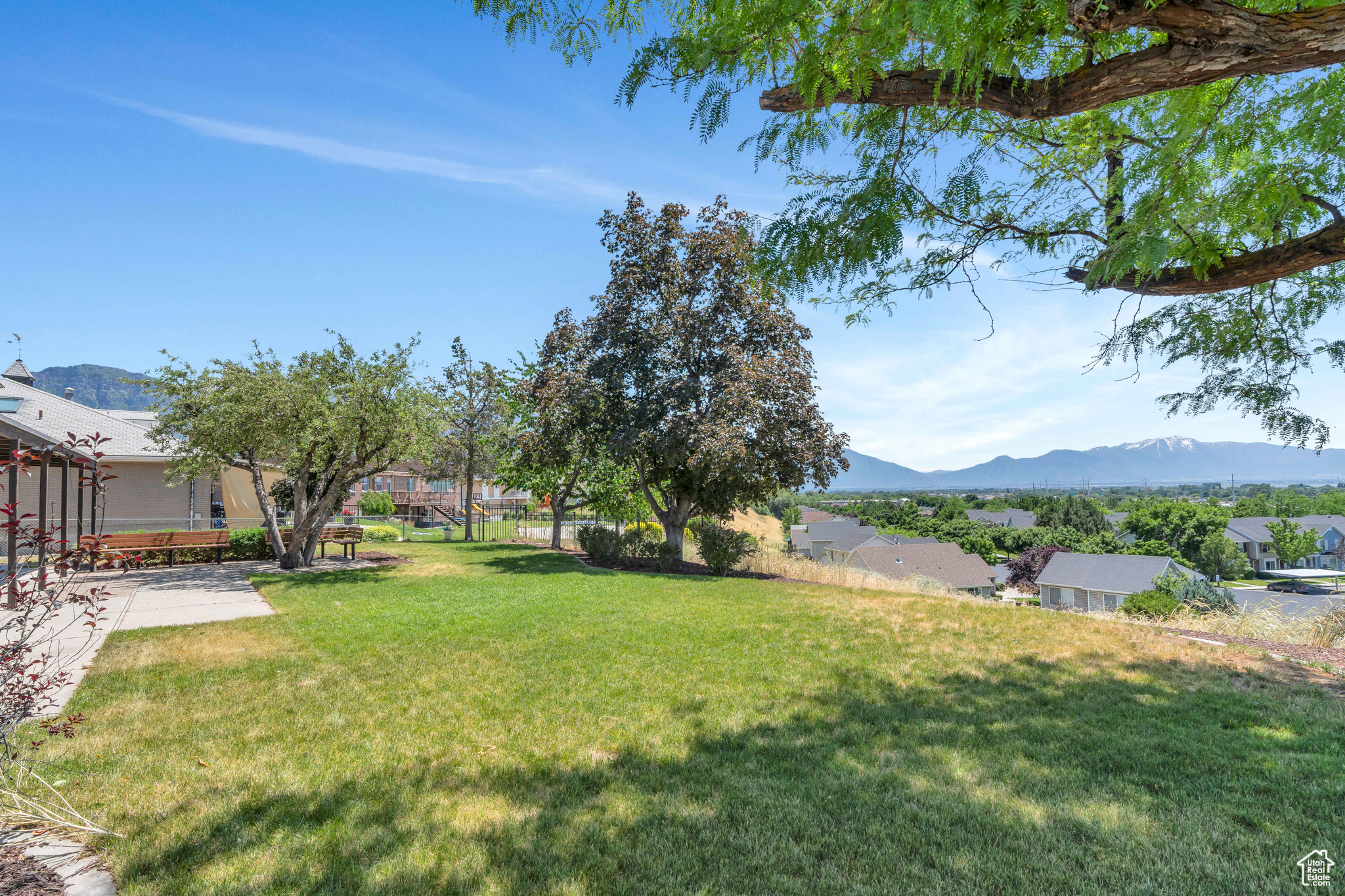 2005 LAKEVIEW DR