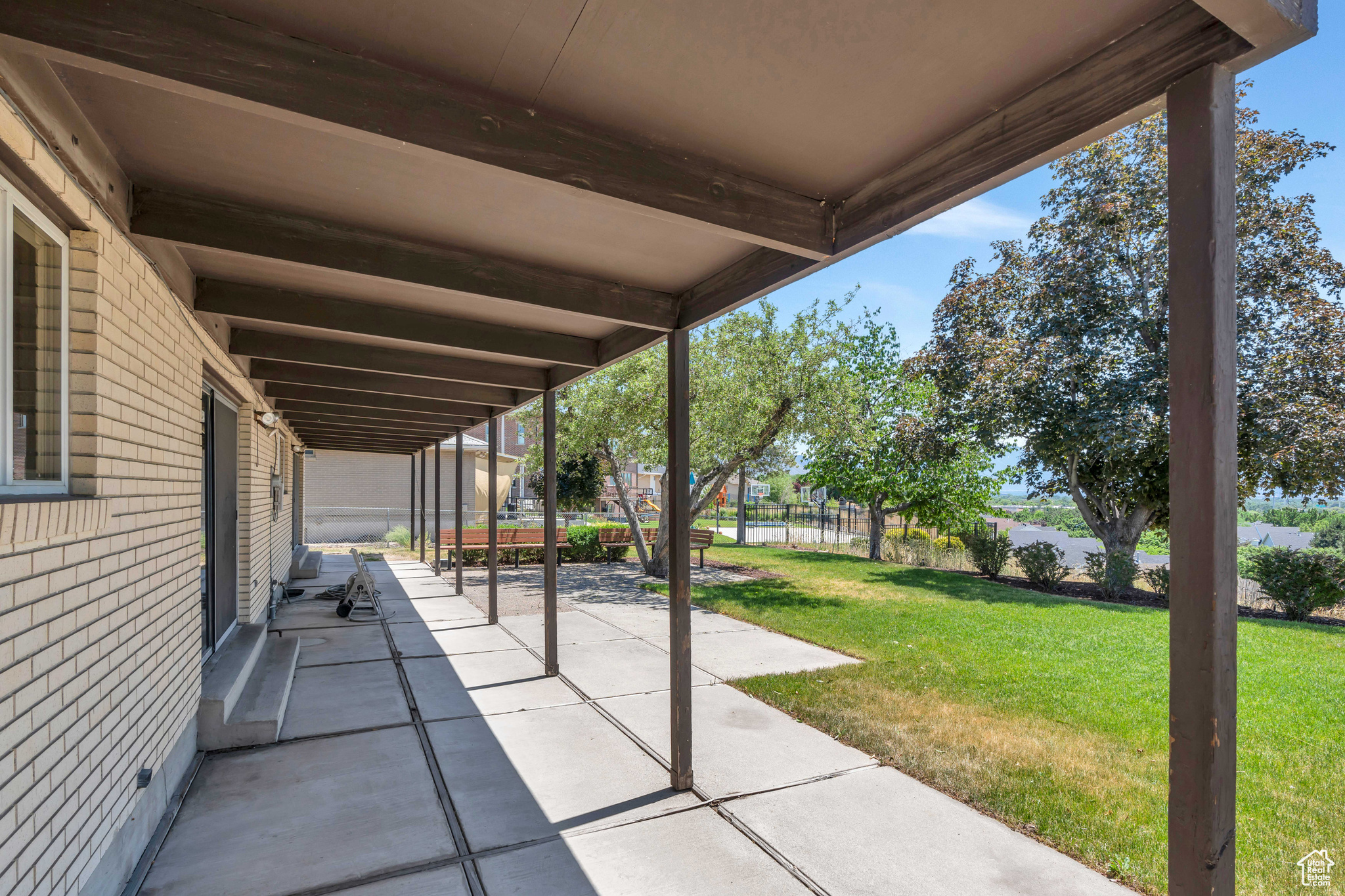 2005 LAKEVIEW DR