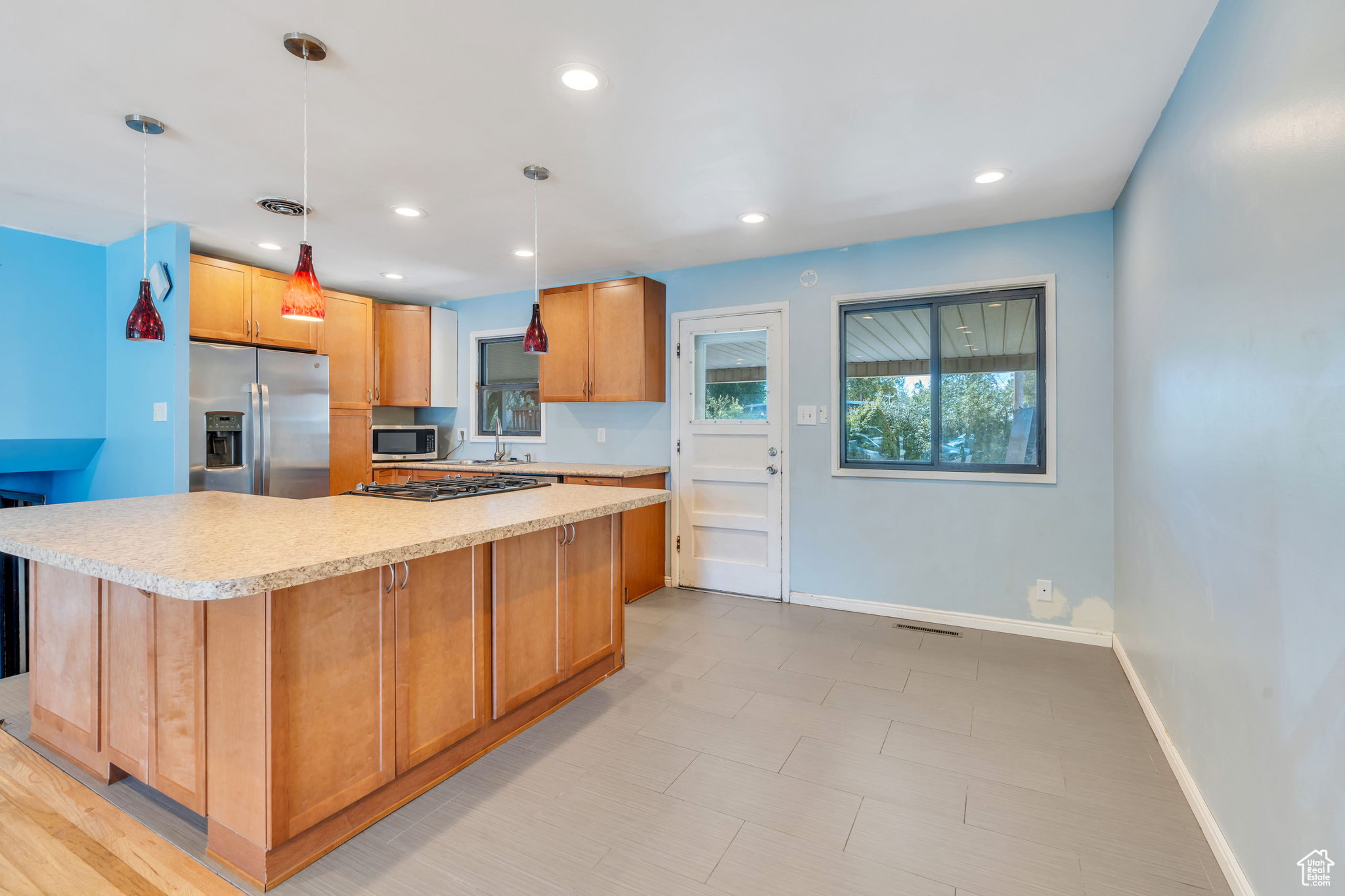 1529 W SUNSET DR