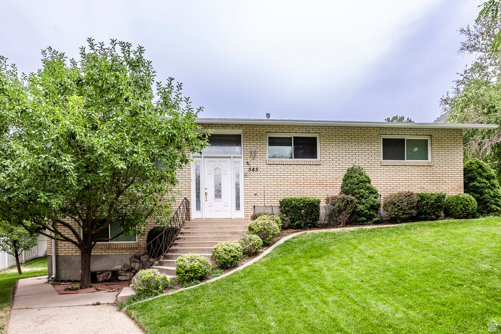 545 E CHASE LN