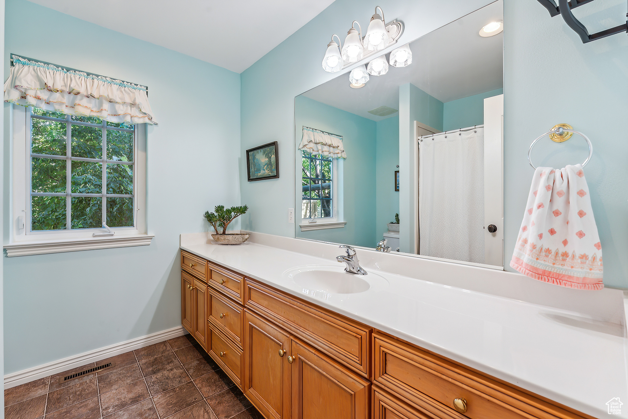 360 W VALLEY VIEW CIR