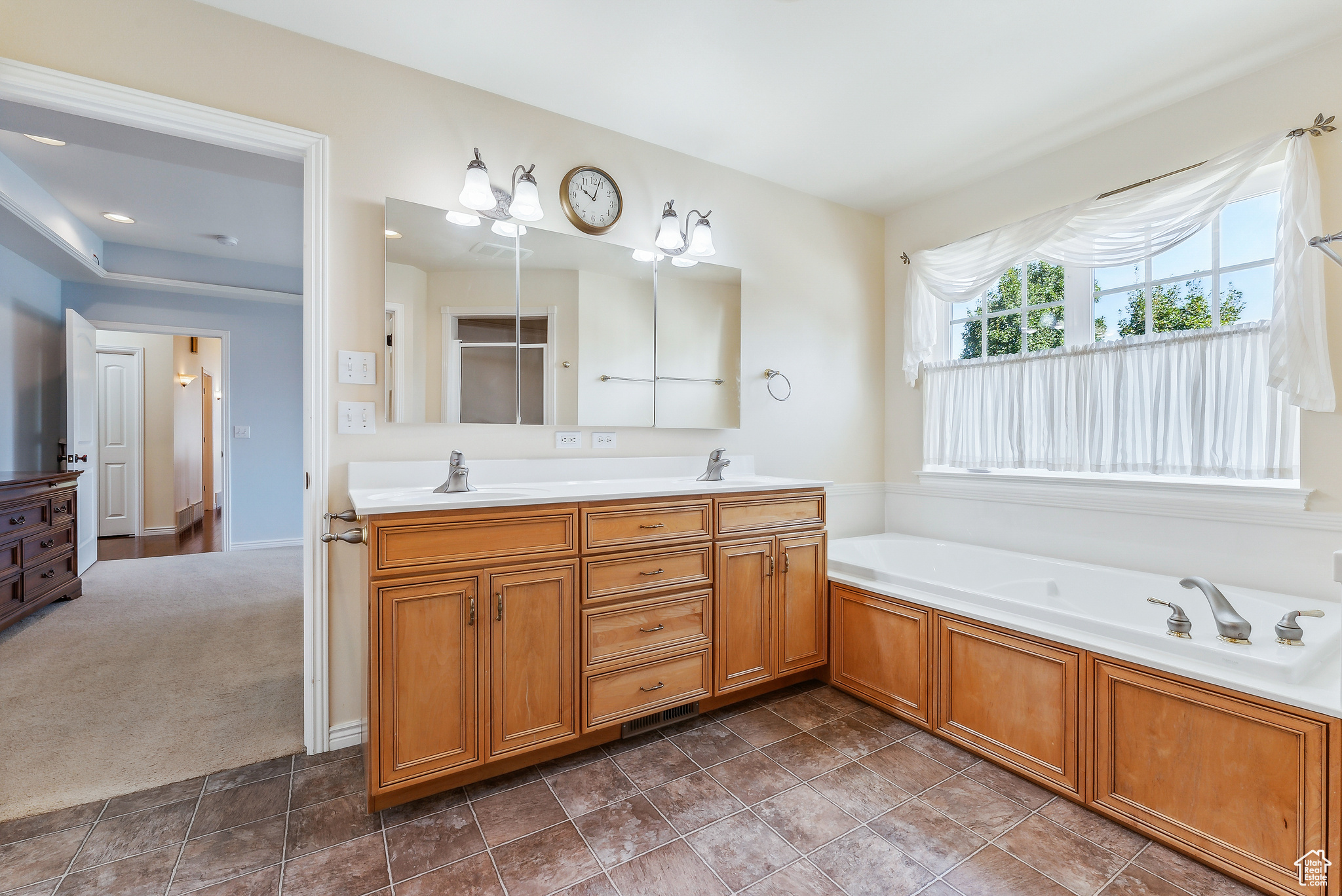 360 W VALLEY VIEW CIR