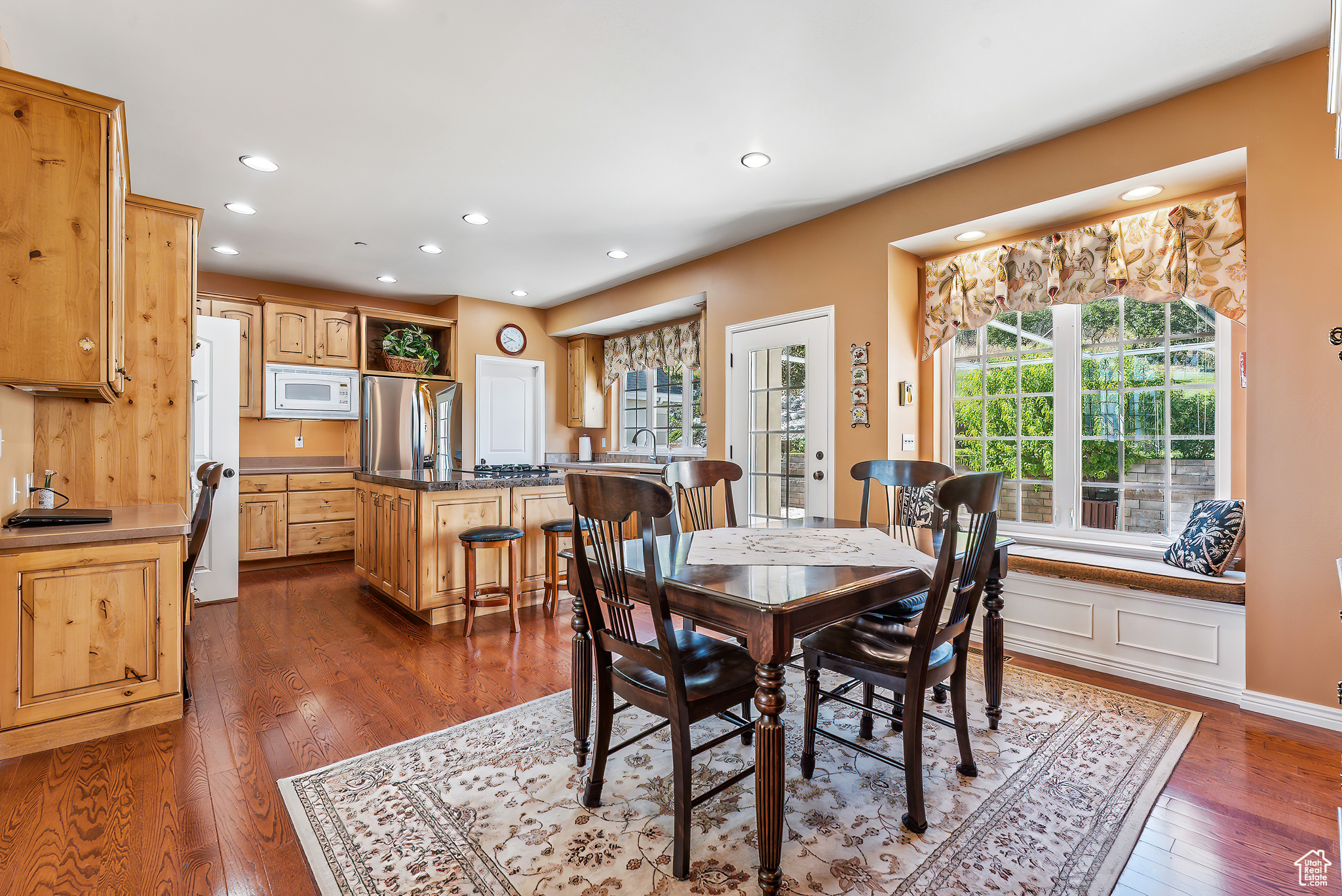 360 W VALLEY VIEW CIR
