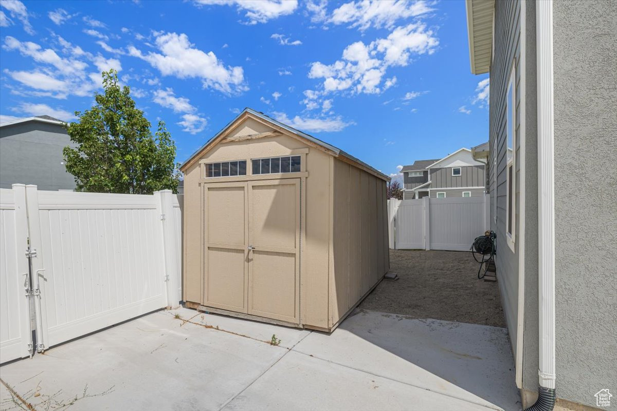 7687 N KINGS CANYON RD