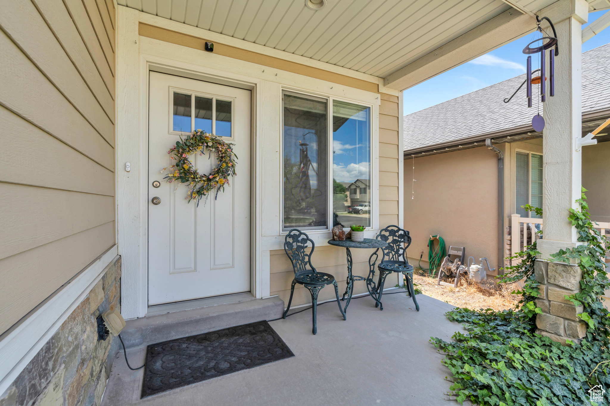 1588 E SHADOW DR