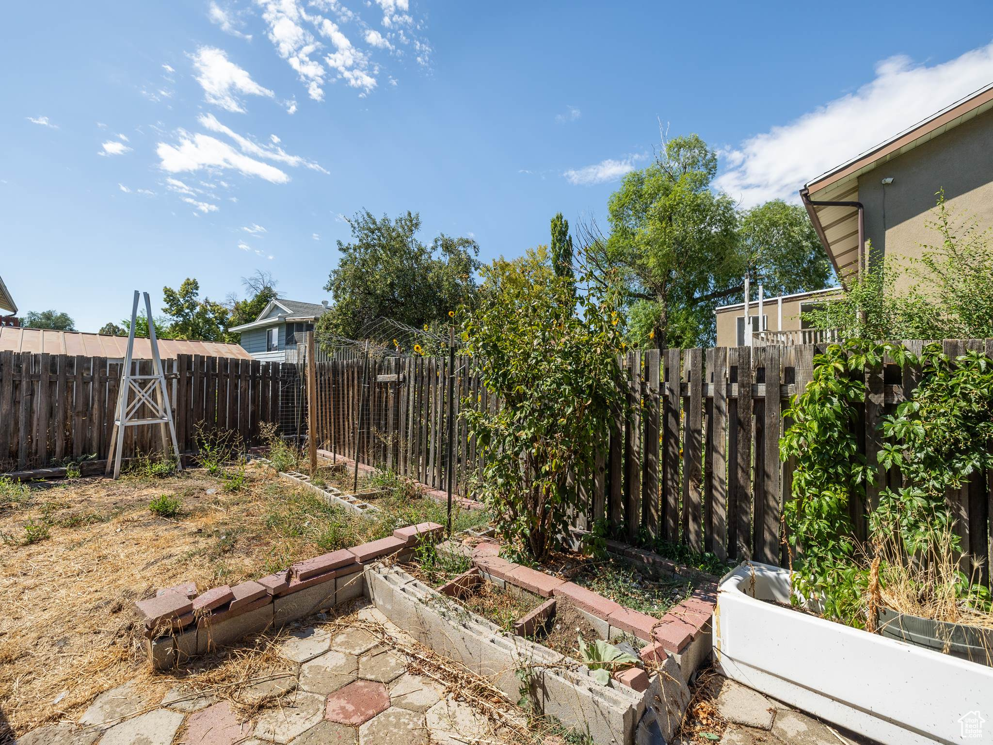 1410 W WALNUT DR