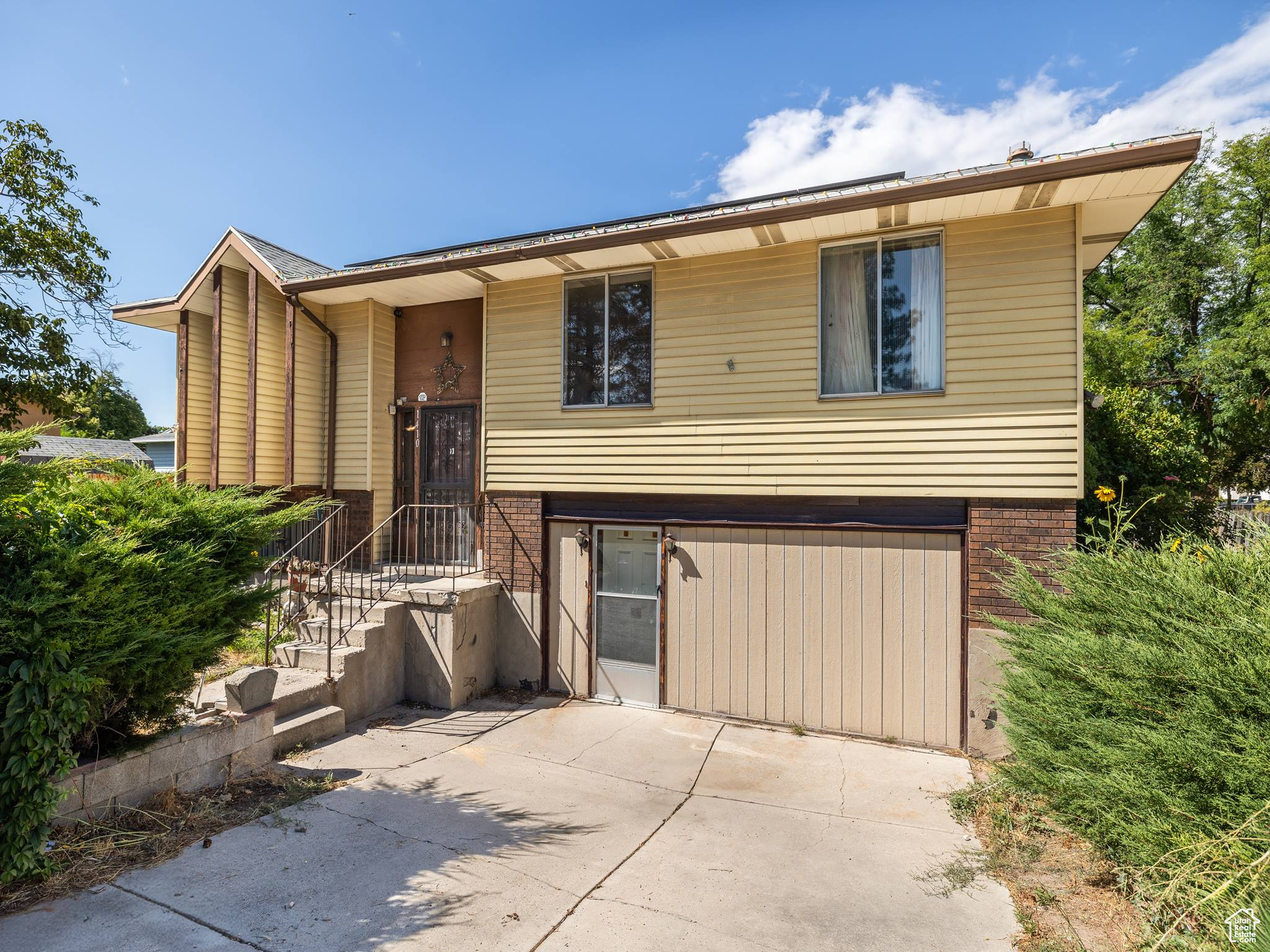 1410 W WALNUT DR