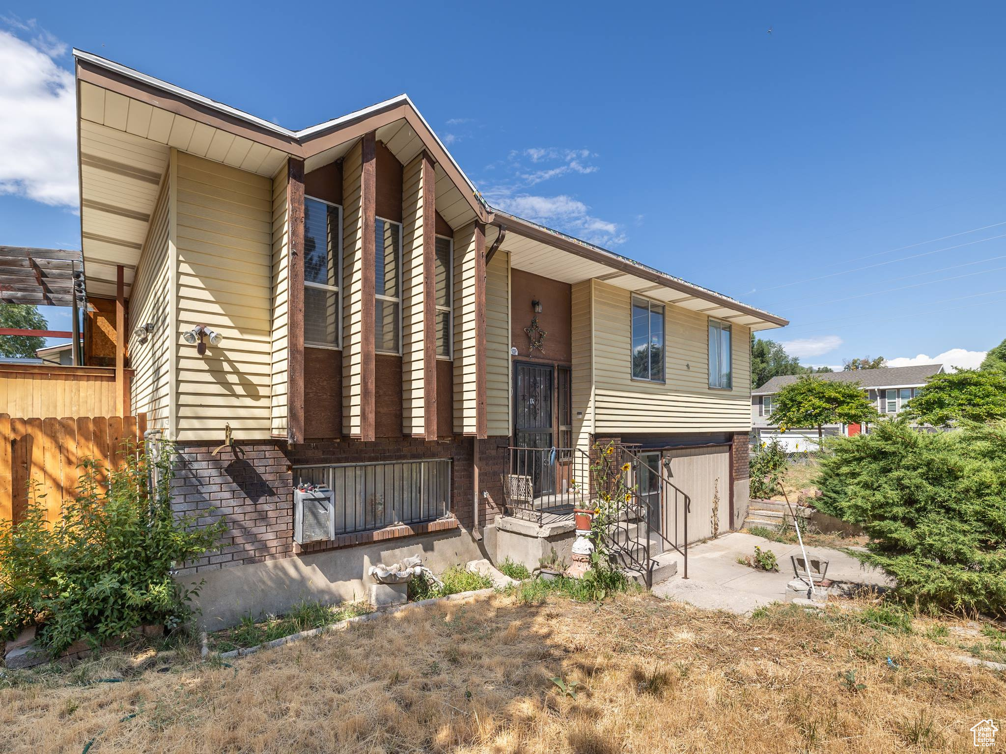 1410 W WALNUT DR