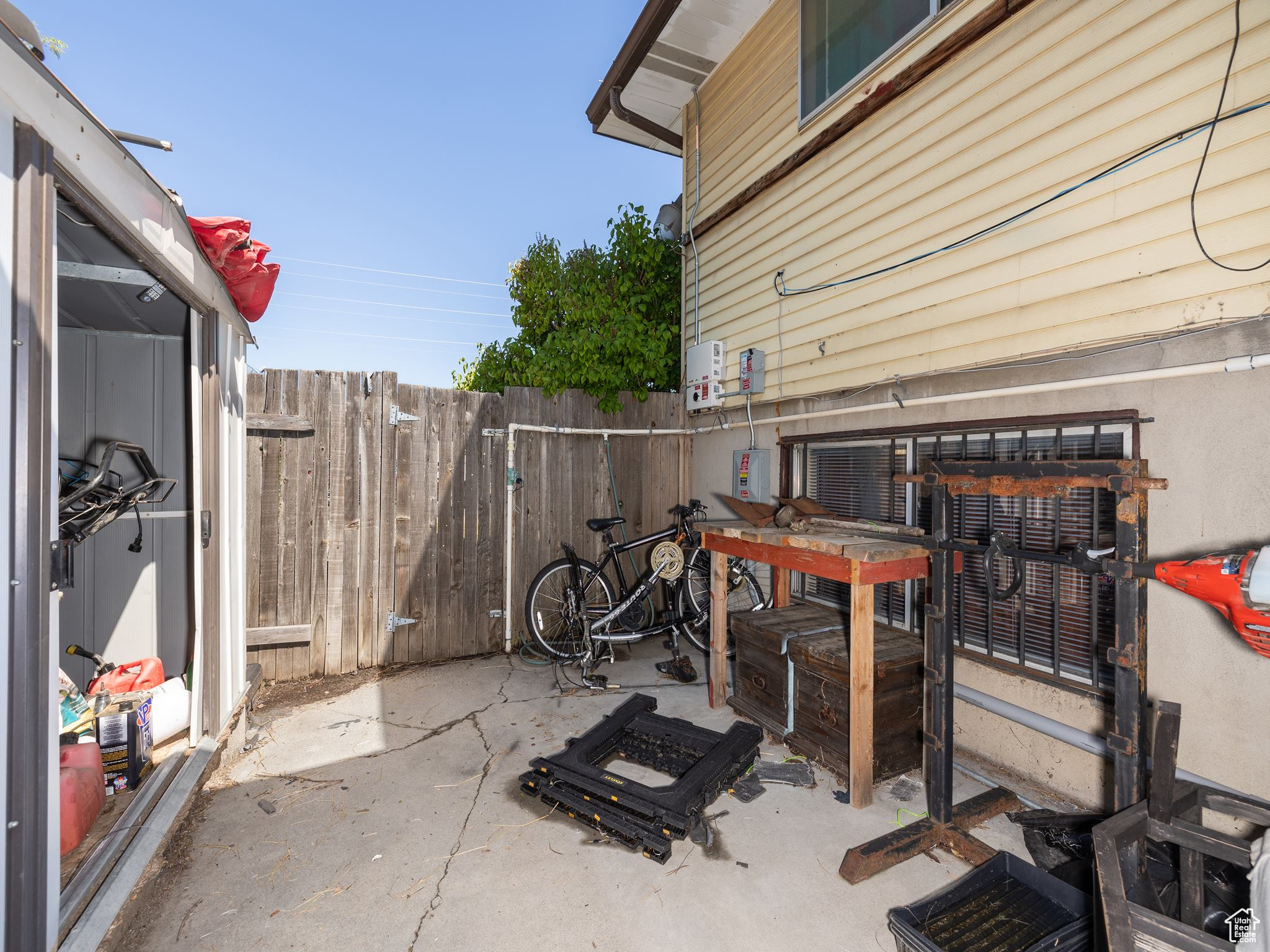 1410 W WALNUT DR
