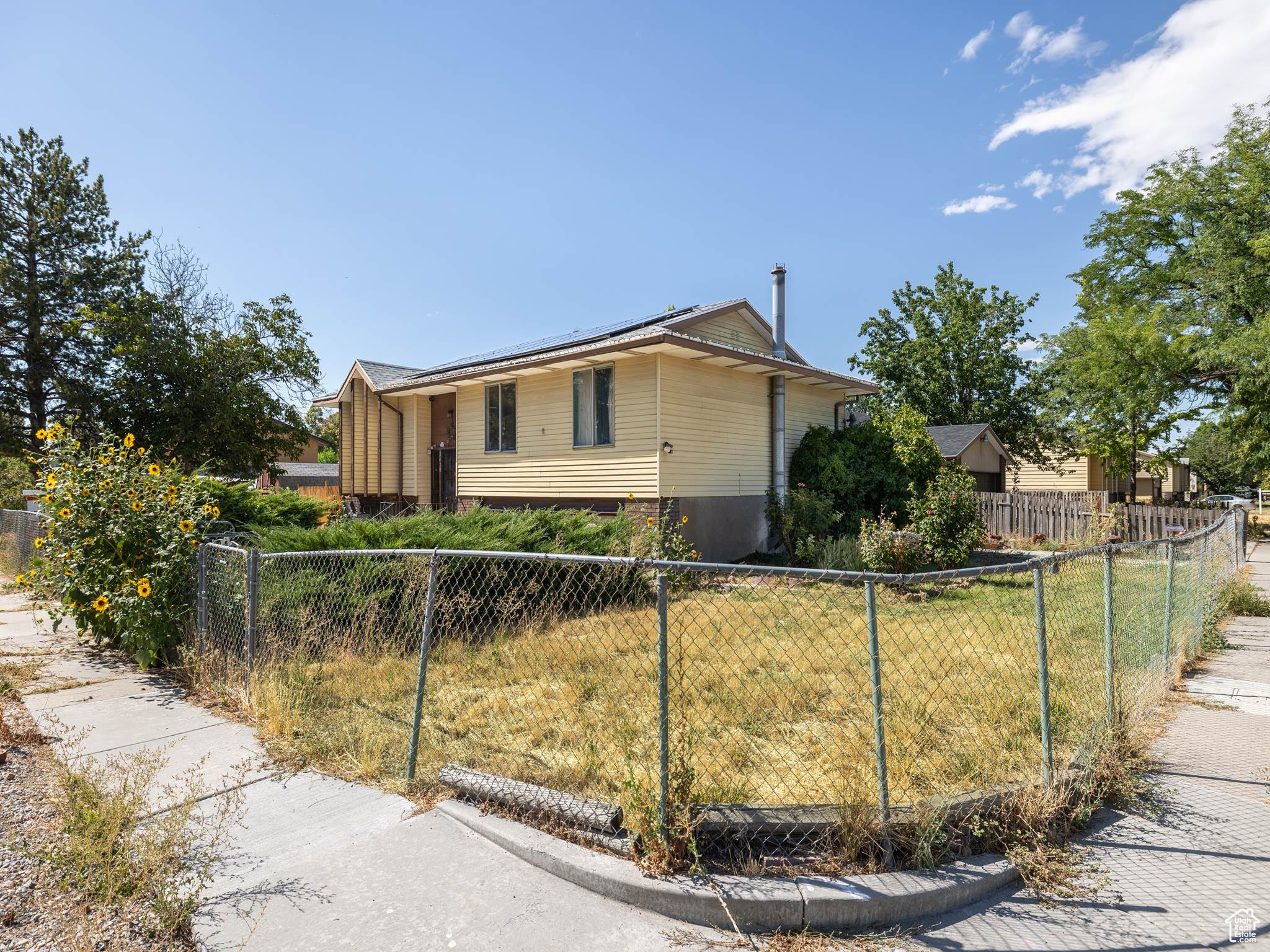 1410 W WALNUT DR