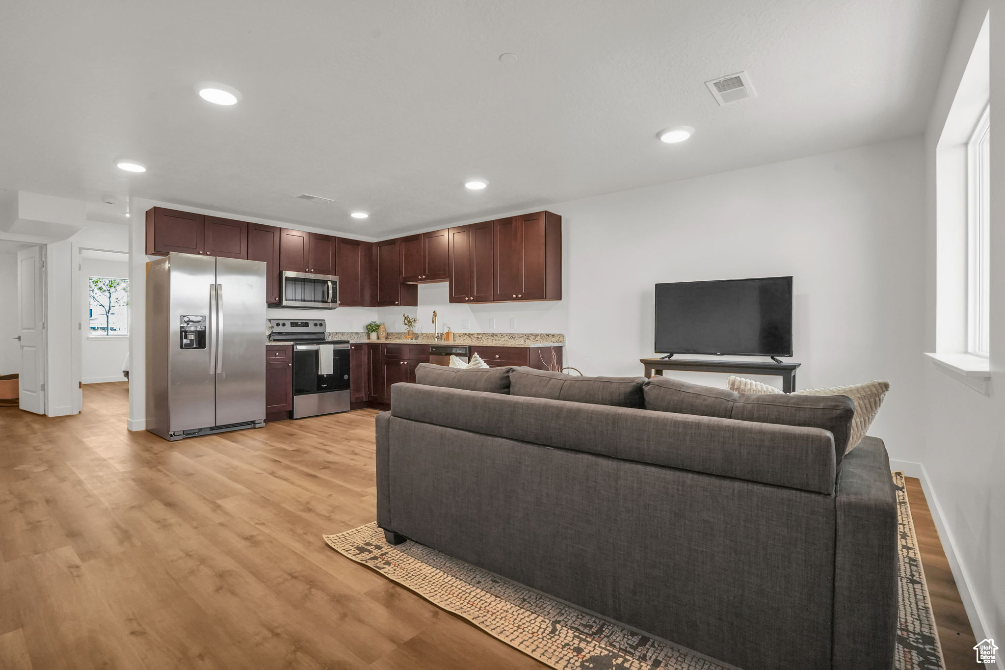 482 W MAIN ST