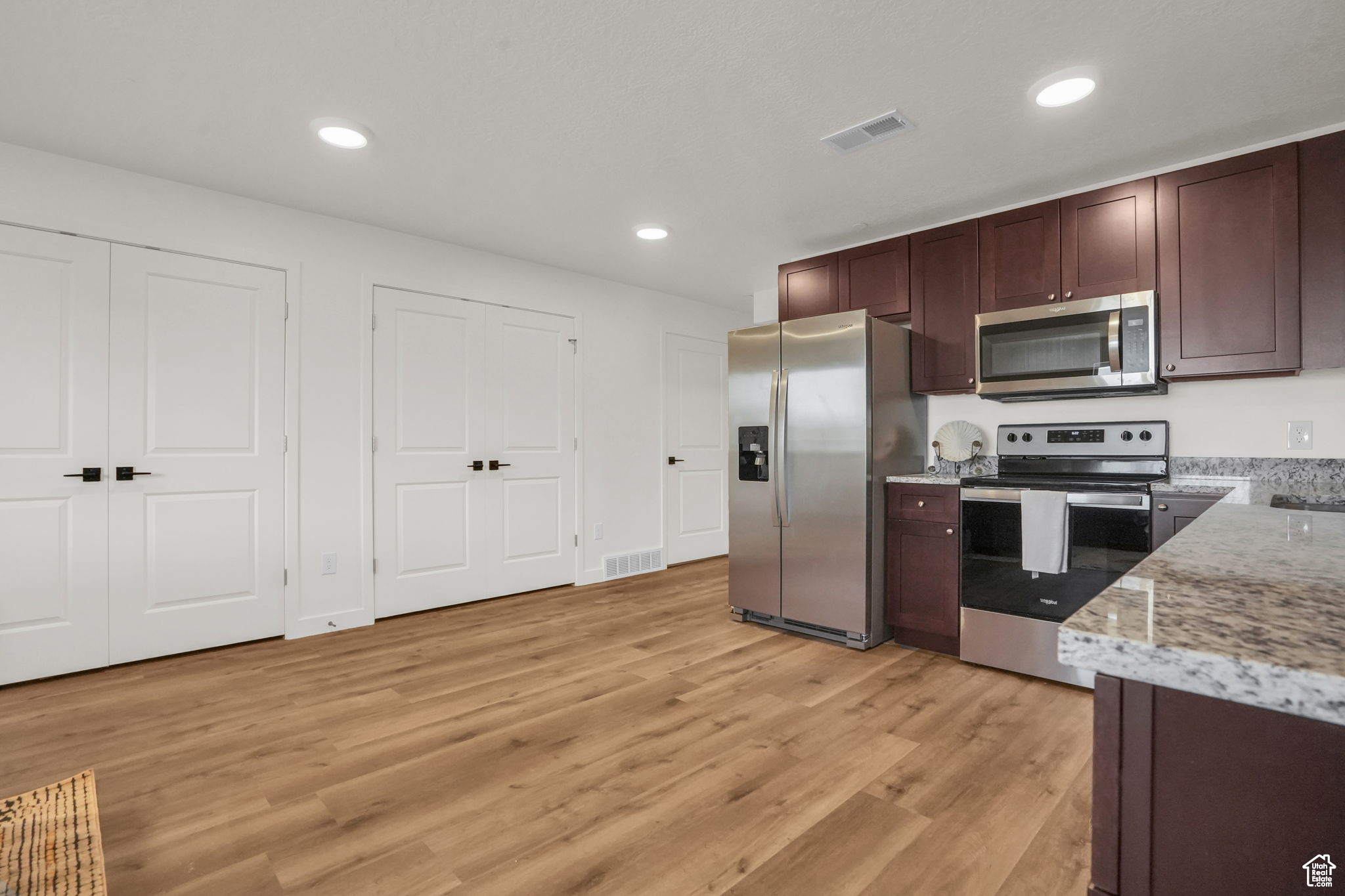 482 W MAIN ST