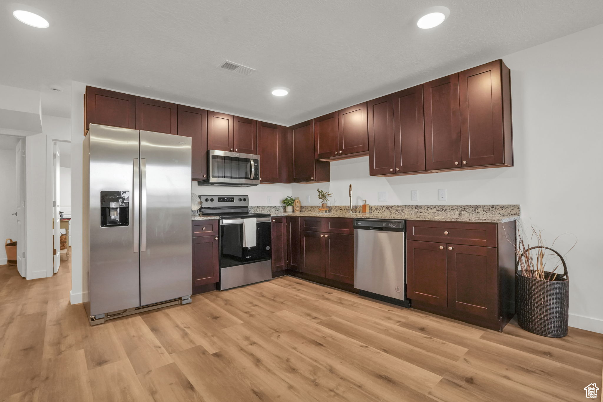 482 W MAIN ST