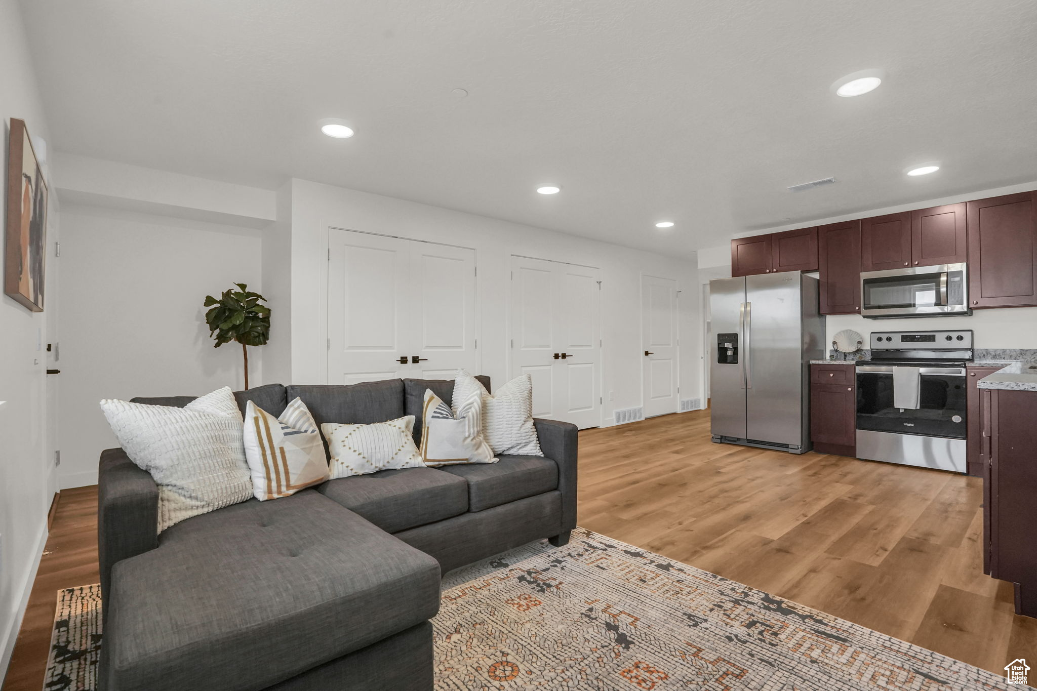 482 W MAIN ST