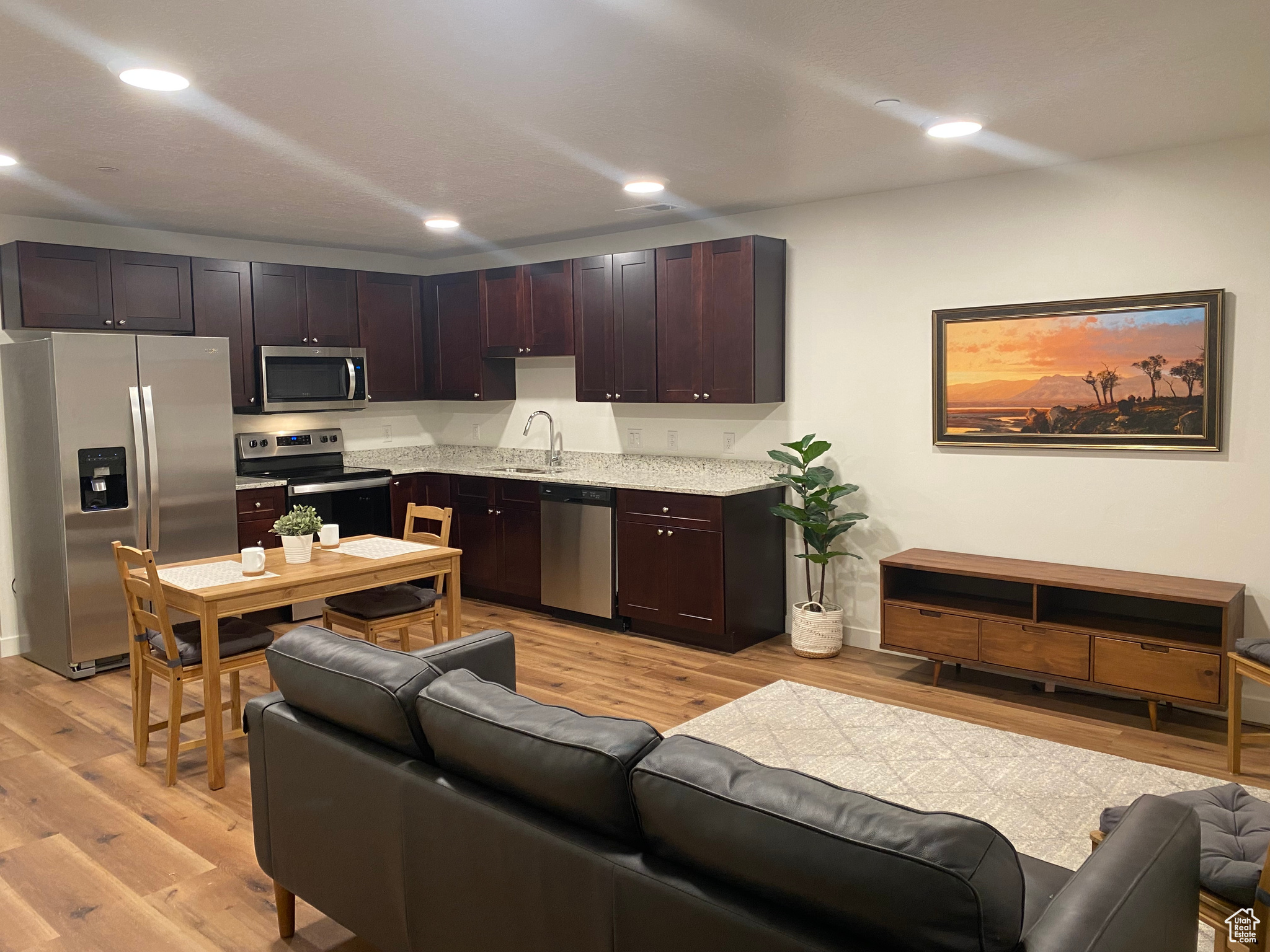 482 W MAIN ST