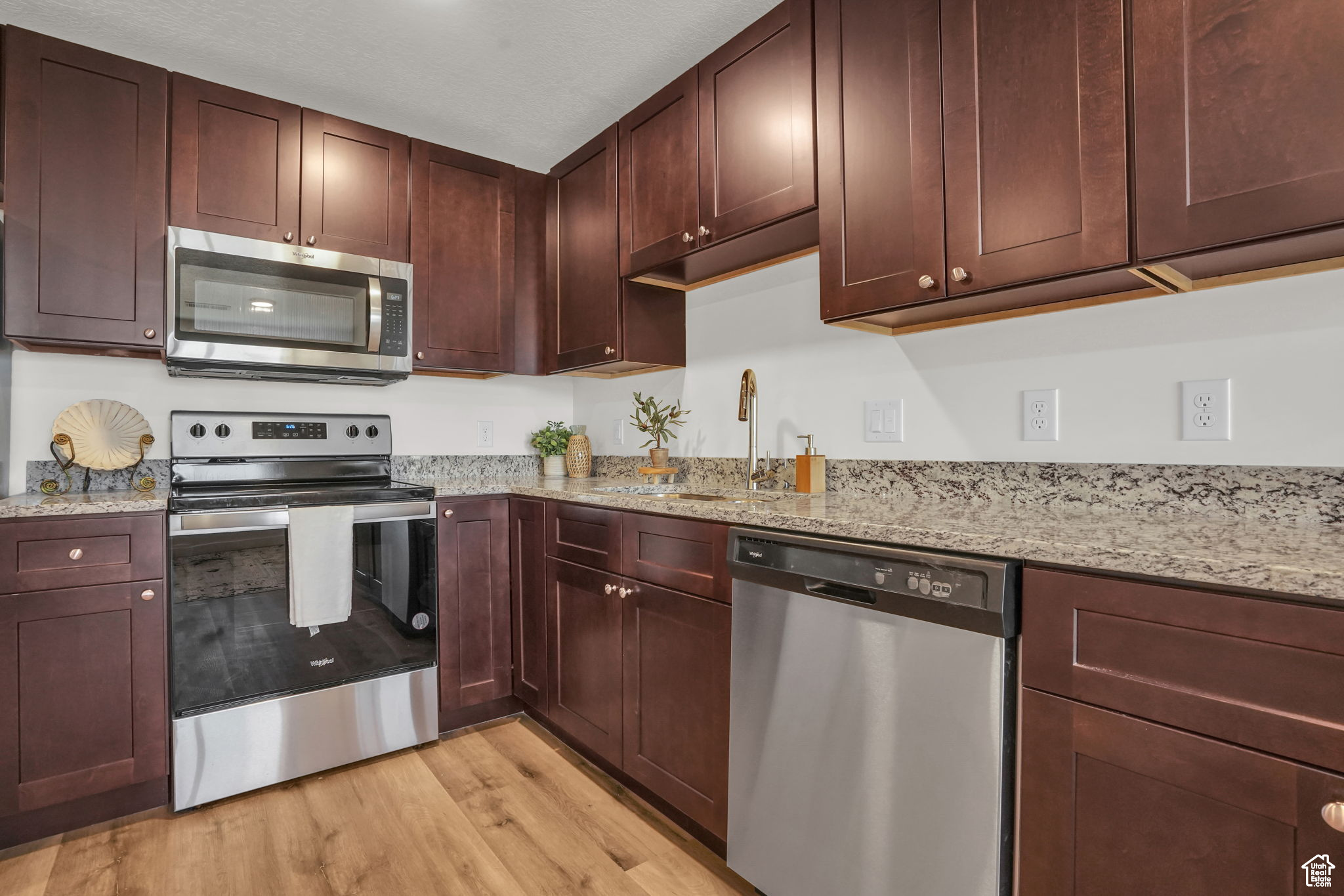 482 W MAIN ST