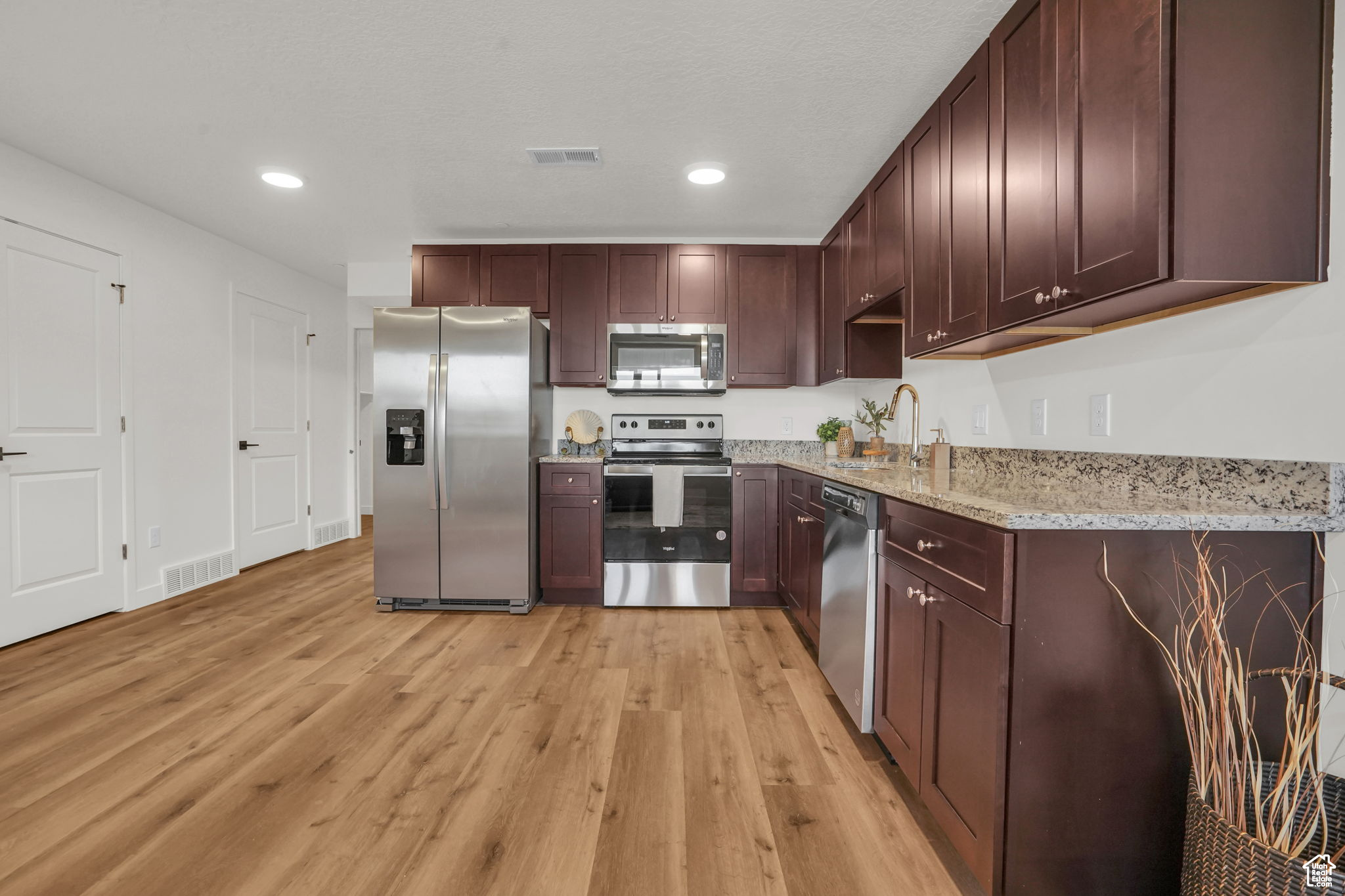 482 W MAIN ST