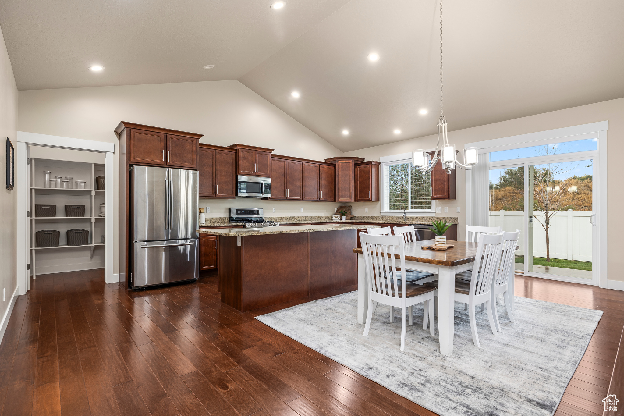 1152 N REESE DR