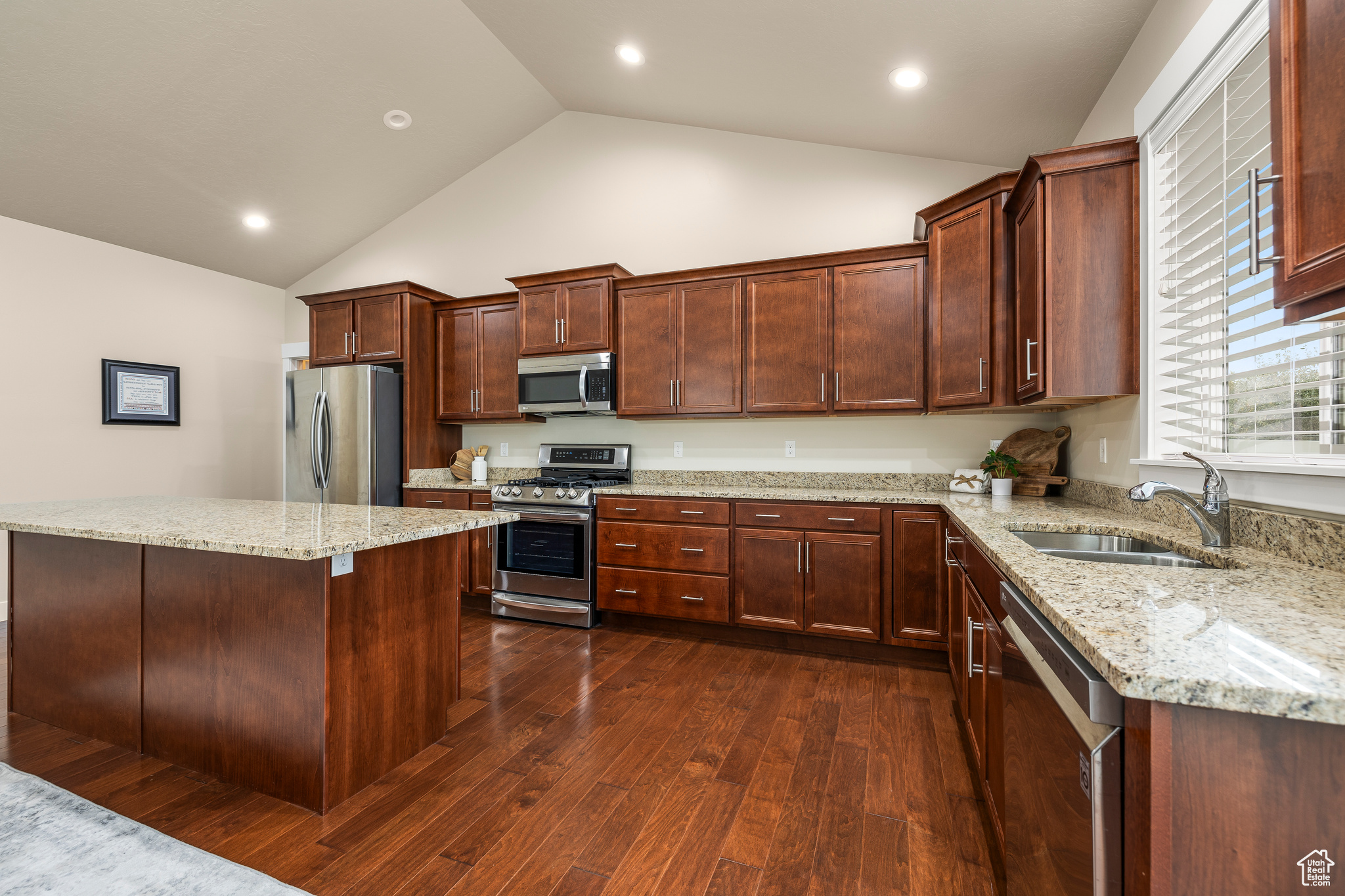 1152 N REESE DR