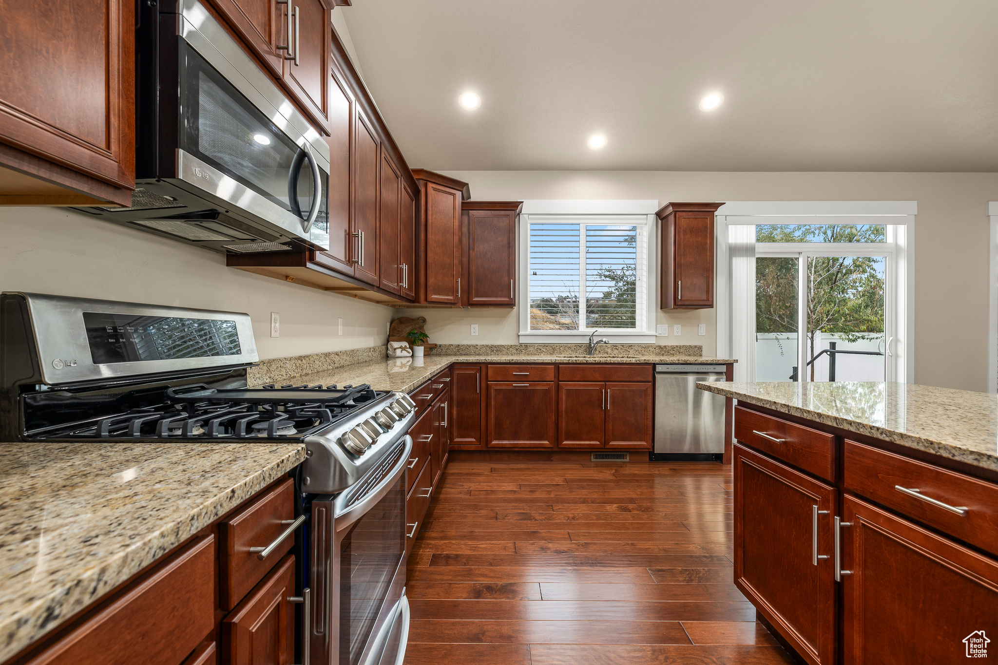 1152 N REESE DR