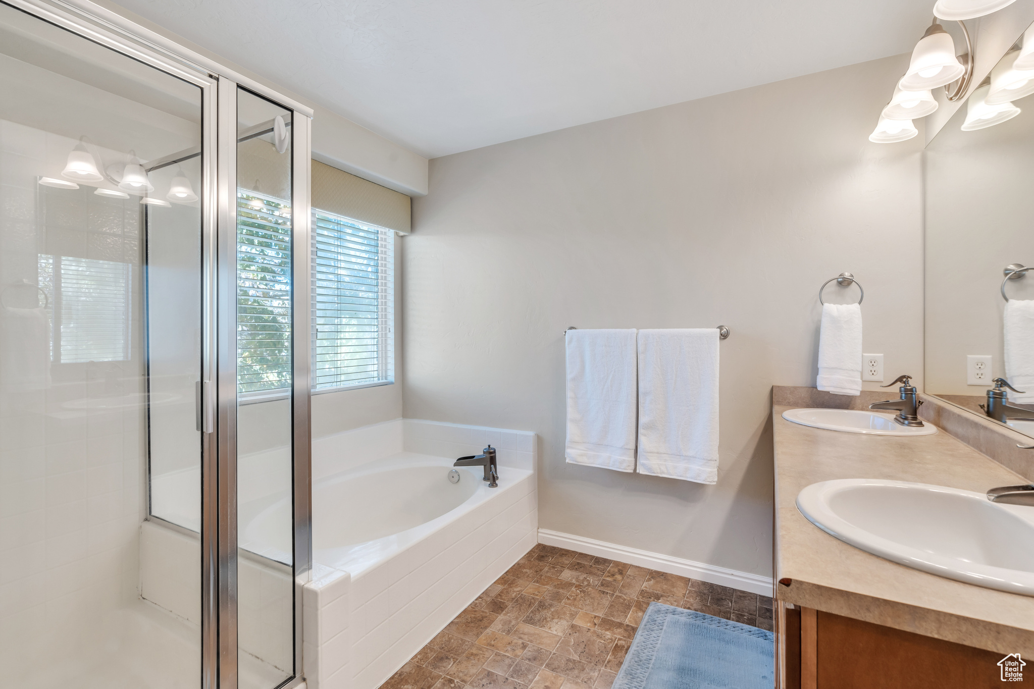 618 W ROSE BUD CT