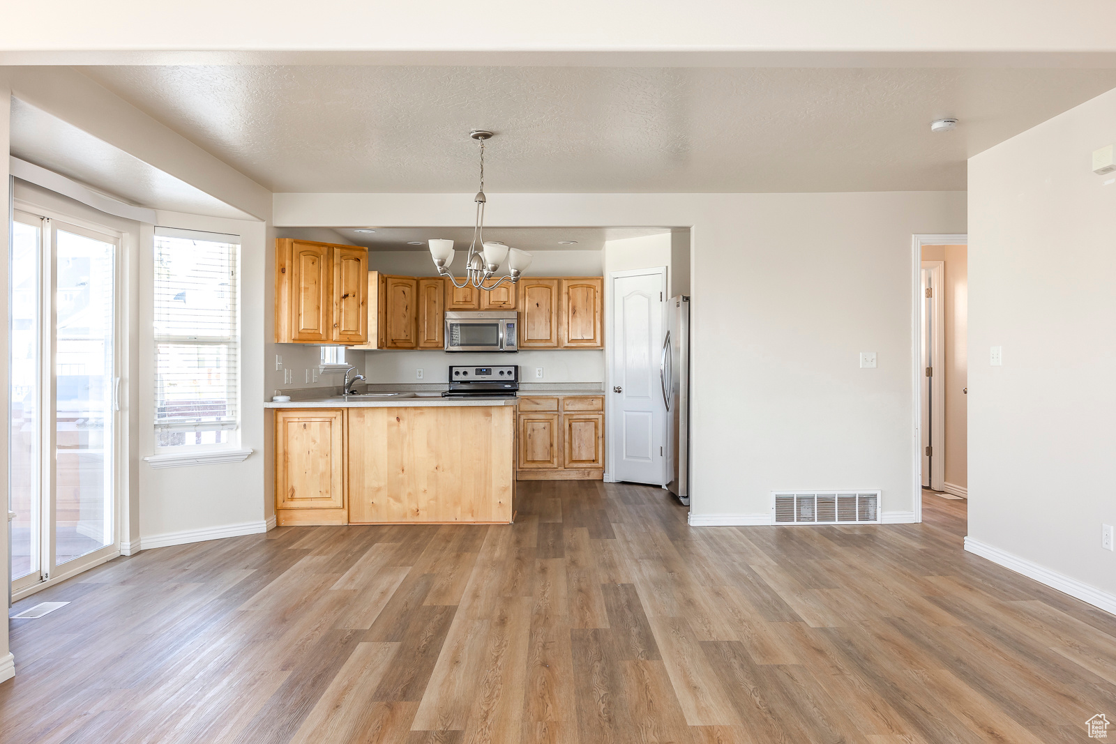1077 N 390 W