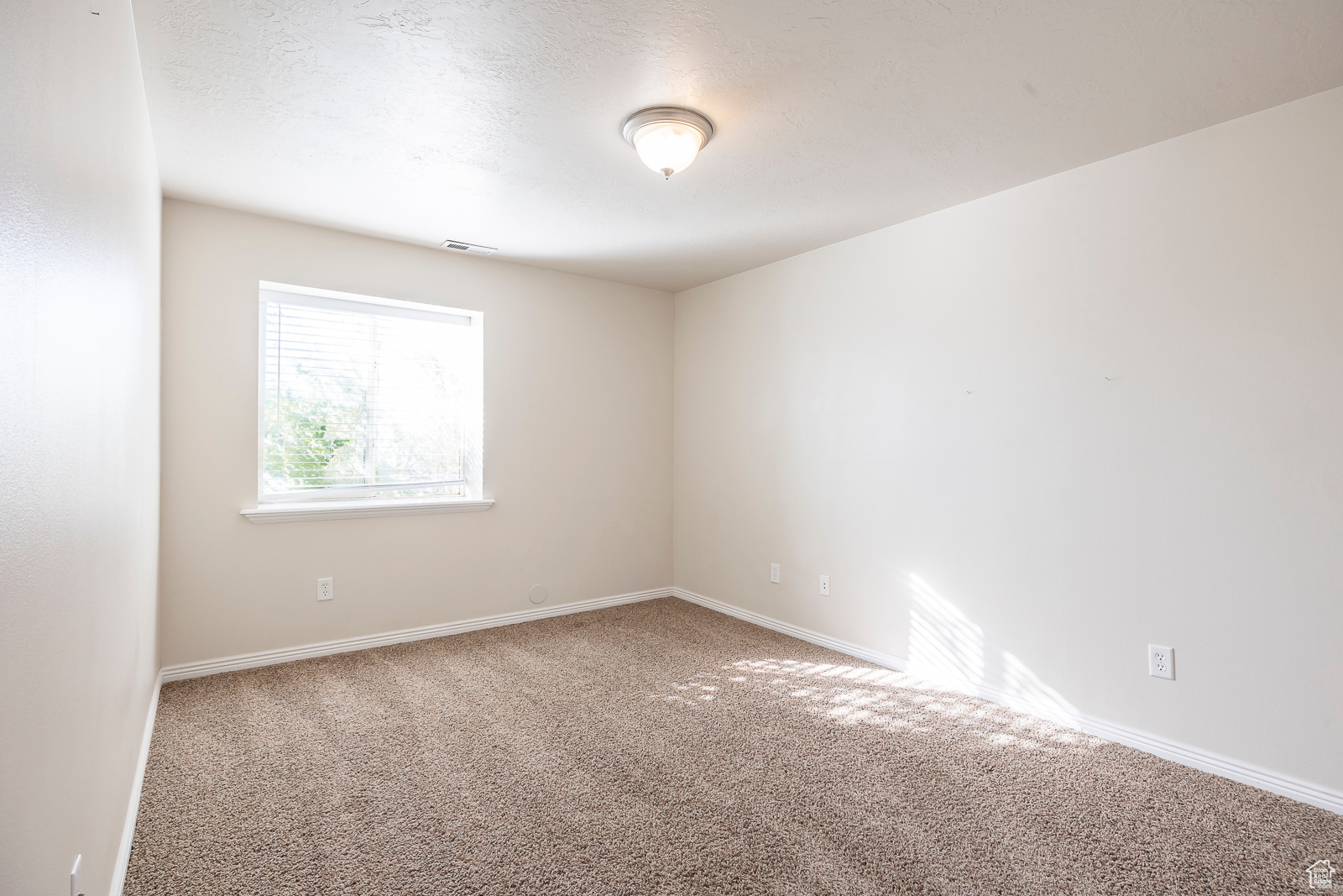 1077 N 390 W