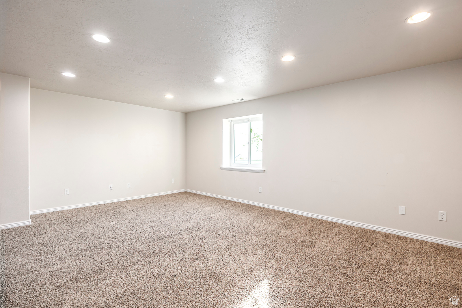 1077 N 390 W