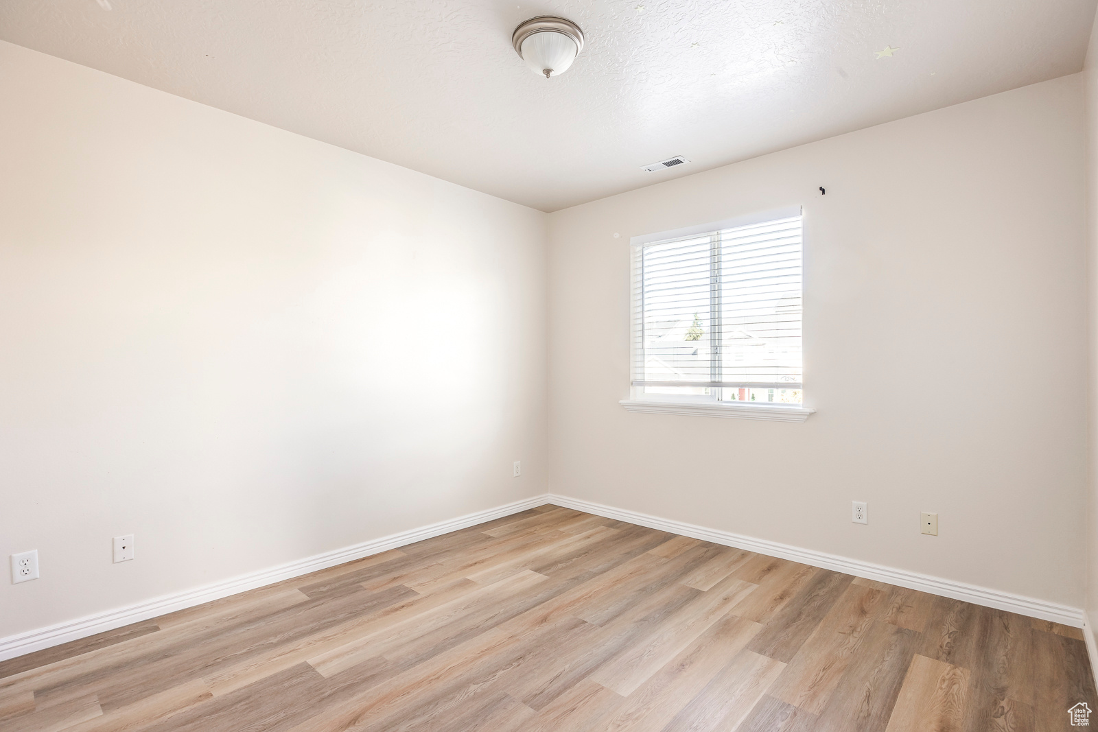 1077 N 390 W
