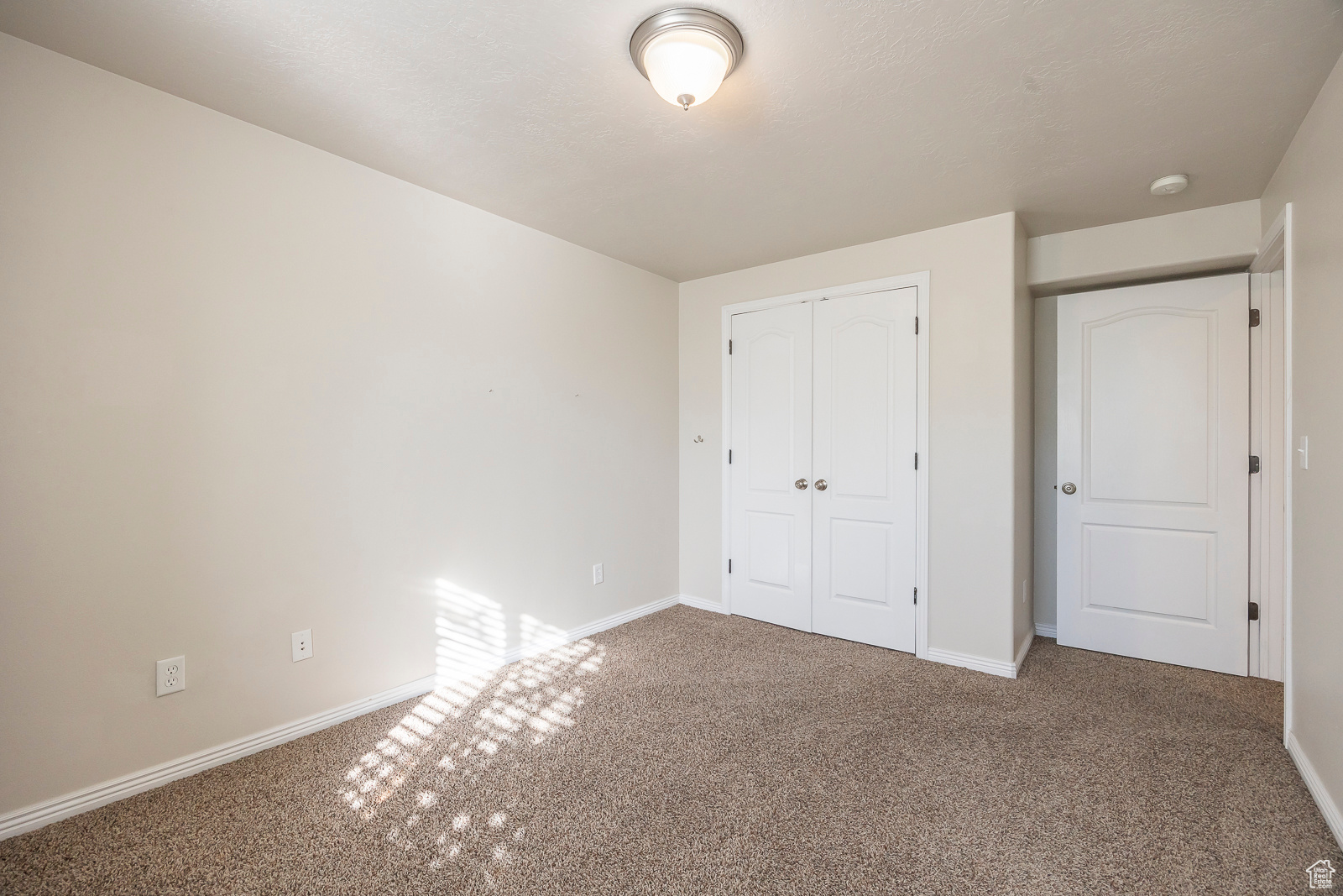 1077 N 390 W