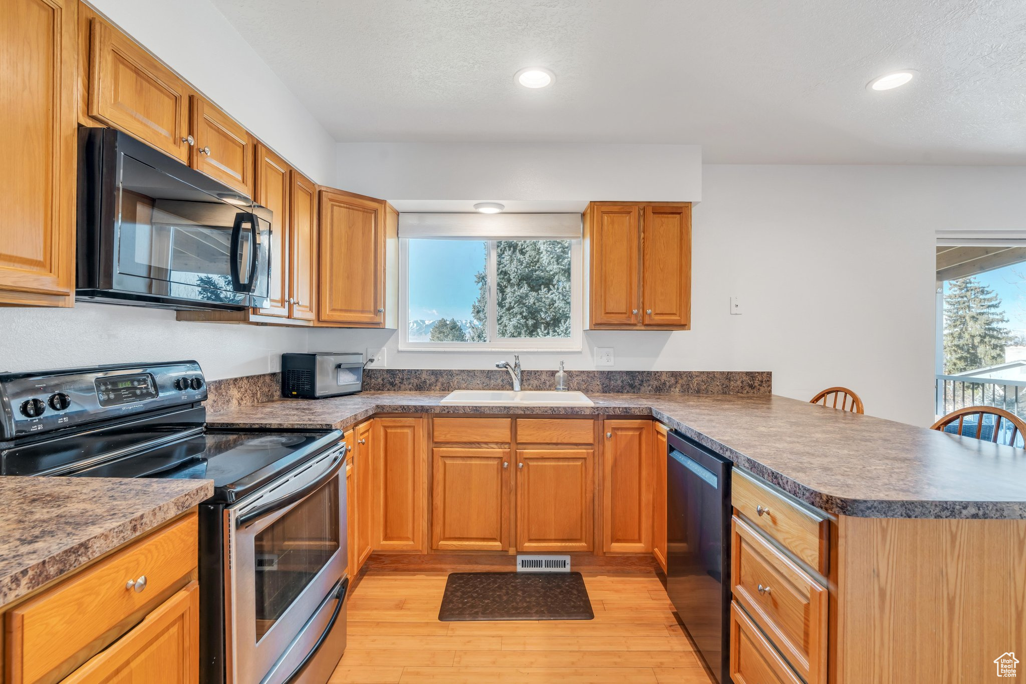 500 S VALLEY VIEW DR