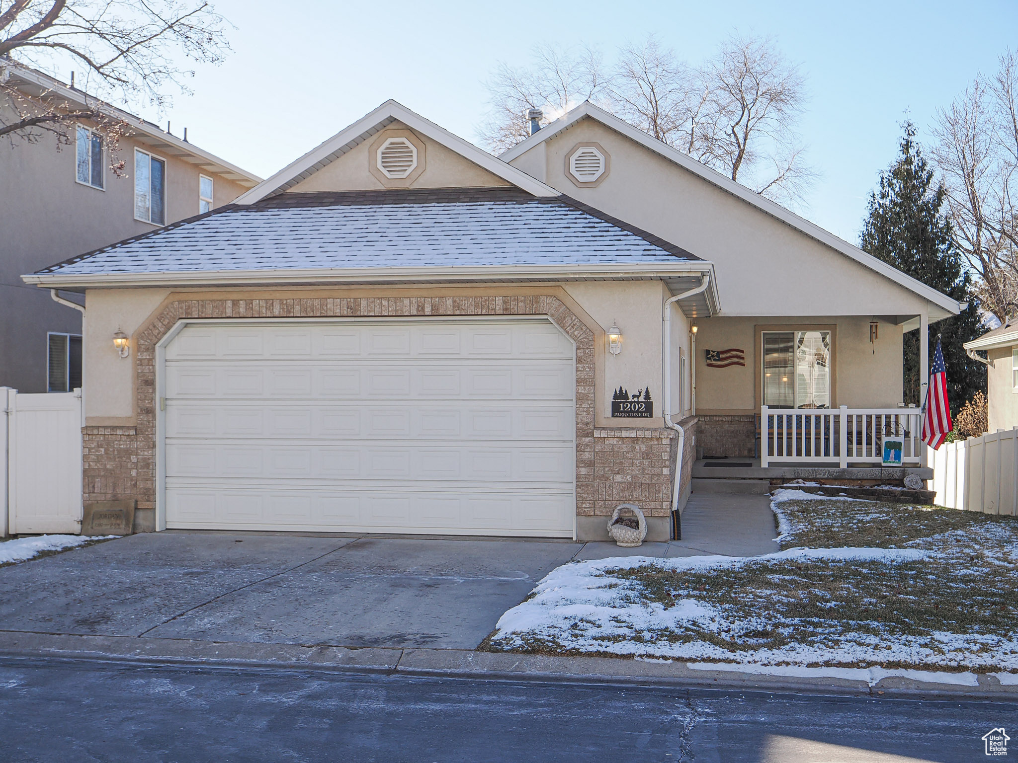 1202 E PARKSTONE DR