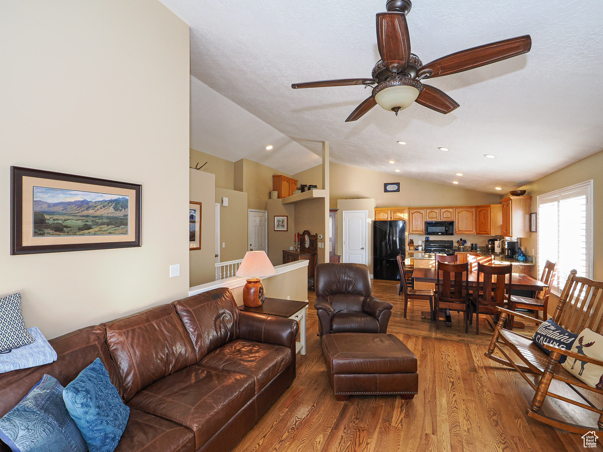 1202 E PARKSTONE DR