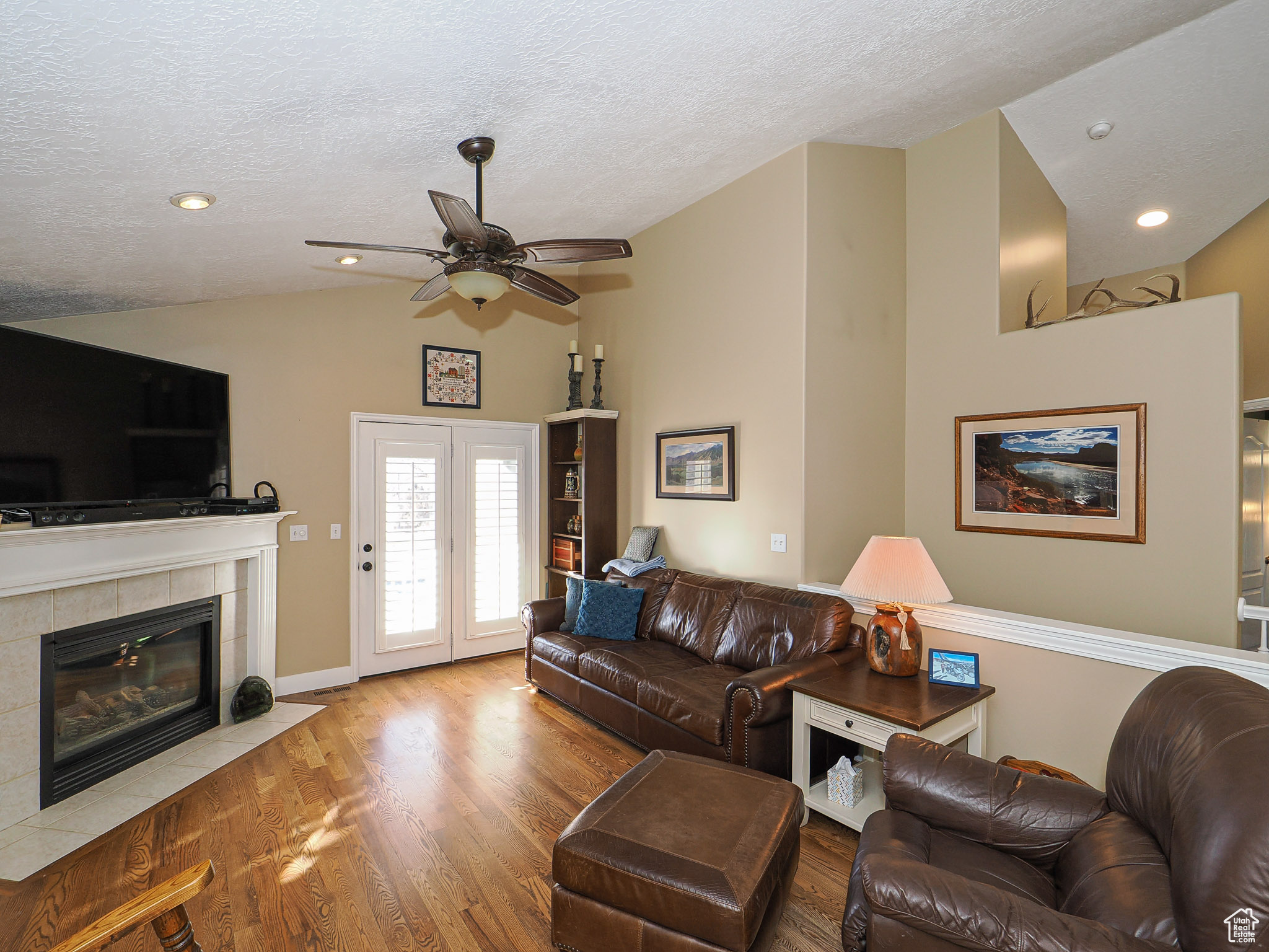1202 E PARKSTONE DR