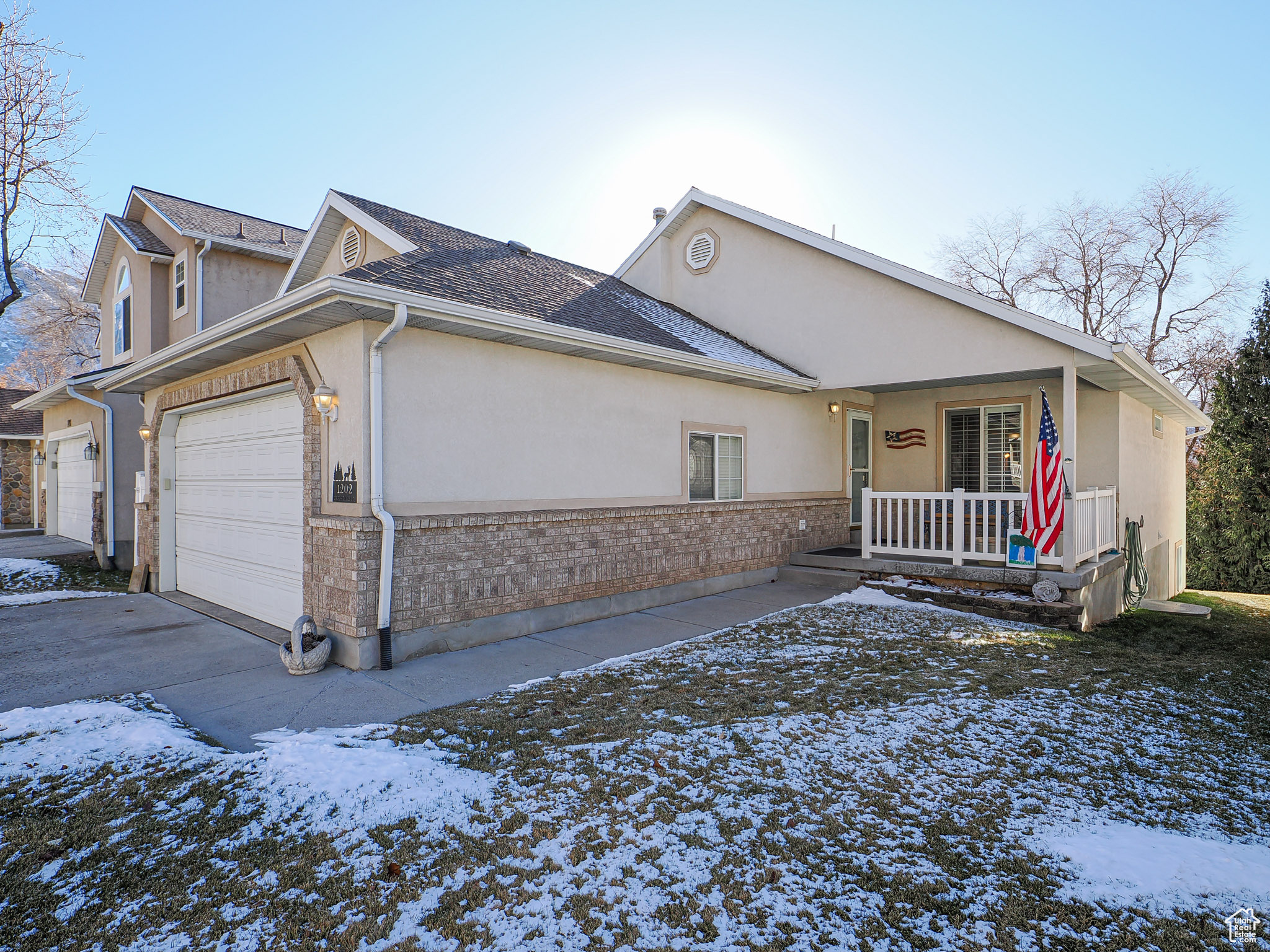 1202 E PARKSTONE DR